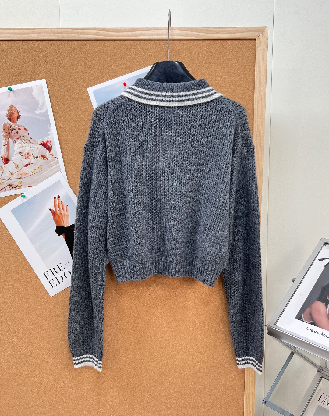 🆕MIUMIU 徽标字母翻领羊绒针织毛衣，少女感天花板，溢出屏幕的青春活力少女感，叠穿也是 yyds，看
