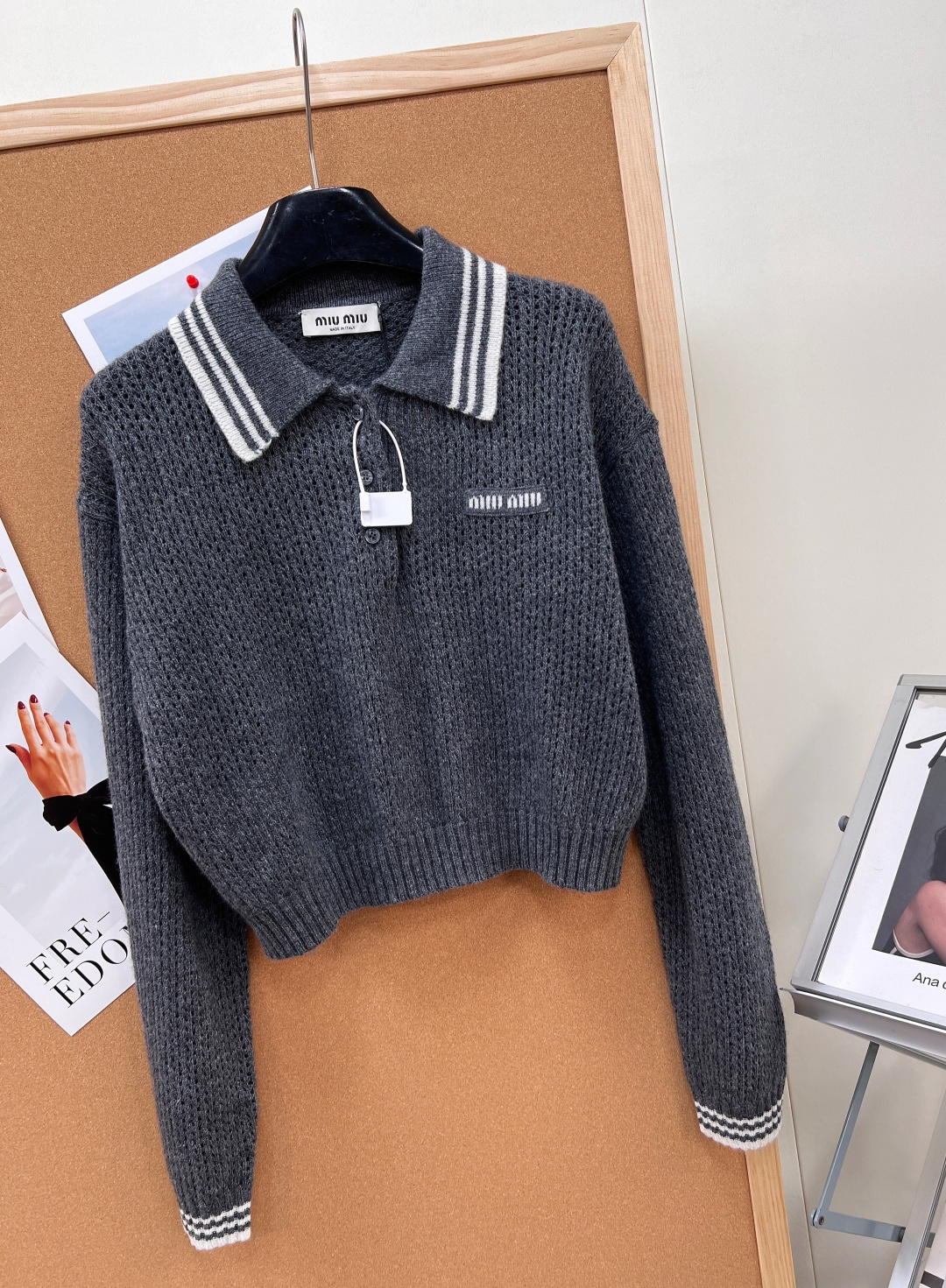 🆕MIUMIU 徽标字母翻领羊绒针织毛衣，少女感天花板，溢出屏幕的青春活力少女感，叠穿也是 yyds，看