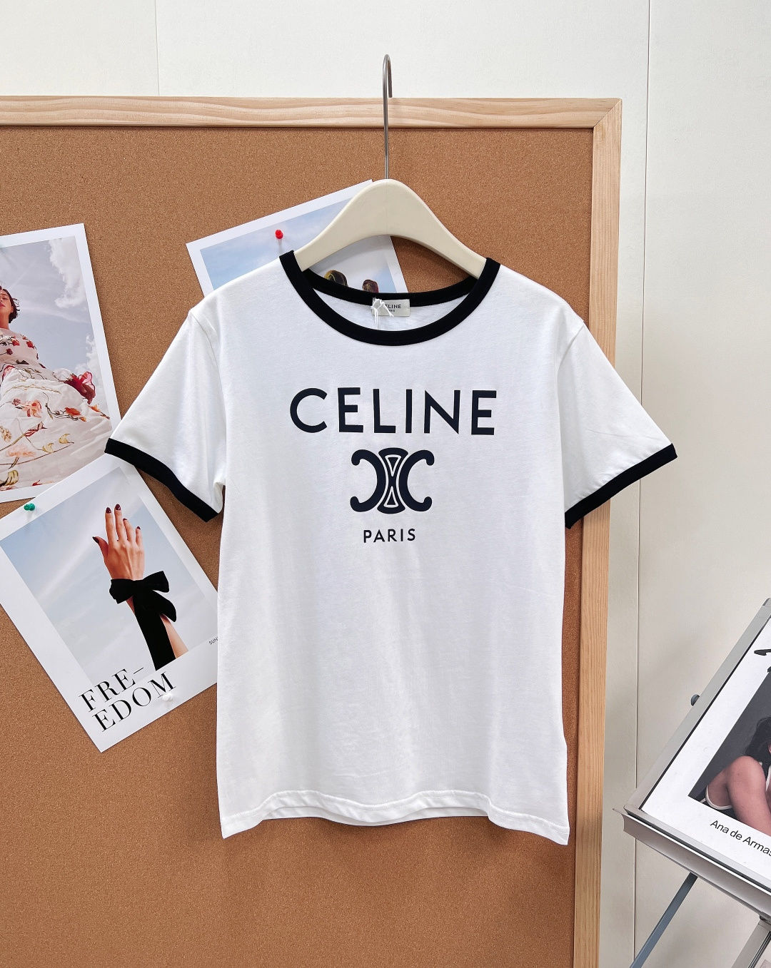 NO:799935,Celine’s classic Arc de Triomphe lettered T-shirt is a street style style!  Using hand-printing technology, the black and white color is versatile and fashionable, and it is a very practical piece!  The pure cotton fabric is skin-friendly and comfortable, and looks good with any combination!  There are so many celebrity influencers on INS, Xiaohongshu and other platforms carrying goods!  An item definitely worth buying!  In stock, ready for sale!  Complete with three standards and two colors!  Size sml,,celine,tees,t-shirt,19860909Celine 经典凯旋门字母T恤炸街款！采用手工印花工艺 黑白颜色百搭时髦 实用性非常强的一件！纯棉面料上身亲肤舒适 随意搭配都好看！INS 小红书等平台超多的明星网红带货！绝对值得入手的单品！现货现货现货发售！三标齐全两色出！ 尺码sml,,celine,tees，t-shirt,,Women's clothing
