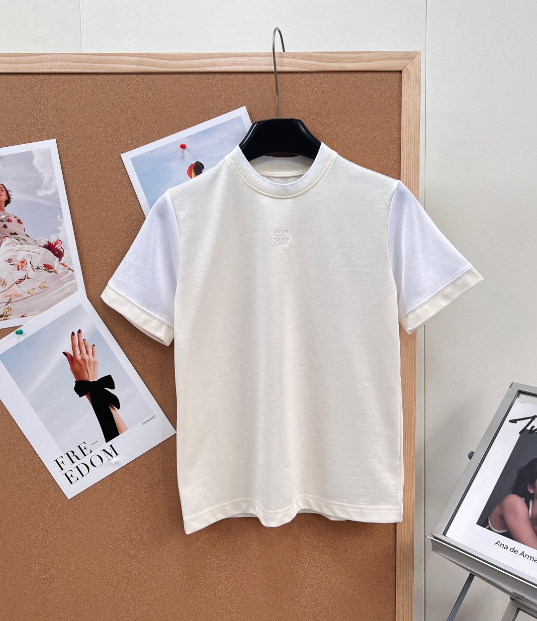 NO:799952,LOEWE two-color splicing logo short-sleeved T-shirt. Contrast color design, apricot round neck is super layered! 2026 popular key color, a soft, stable and close to nature feeling, neither too bright nor too dull, showing a low-key elegance. It is a mixed color or intermediate color, between white and apricot. It has the simplicity of white while retaining the softness of apricot. High-quality cotton, soft and comfortable, no pressure for daily wear.  The small flying sleeves really show off the right-angled shoulders. It looks great with skirts and trousers casually. It is very eye-catching and paper-like. Anagram embroidery on the chest, short version and high-waisted trousers, you can easily get a fashionable and casual style!  The color matching brings out the unique charm of spring and summer. Whether you have yellow skin or white skin, it will brighten your skin tone and whiten your personality, creating a relaxed retro college feel~ Complete with three standards, large quantities!  Size sml,,loewe,skirts,T-shirt,tees,t-shirt,19860909LOEWE 双色拼接logo短袖T恤.撞色设计,杏色圆领超有层次感! 2026流行关键色,一种柔和的,稳定且贴近自然的感觉,既不过于鲜艳,也不过于沉闷,展现出一种低调的优雅. 它属于混合色或中间色,介于白色和杏色之间,既带有白色的简约感,又保留了杏色的柔和感 高品质棉料,柔软舒适,日常穿搭无压力. 小飞袖真的超显直角肩 随意搭配半身裙裤子都很好看 非常显人很纸片人 胸前Anagram刺绣,短款版型搭高腰裤,轻松get时髦休闲风！拼色碰撞出春夏特有的魅力 不论是黄皮还是白皮都是提亮肤色白个度 打造出松弛的复古学院感～三标齐全,大货出！ 尺码sml,,loewe,skirts,T-shirt,tees，t-shirt,,Women's clothing