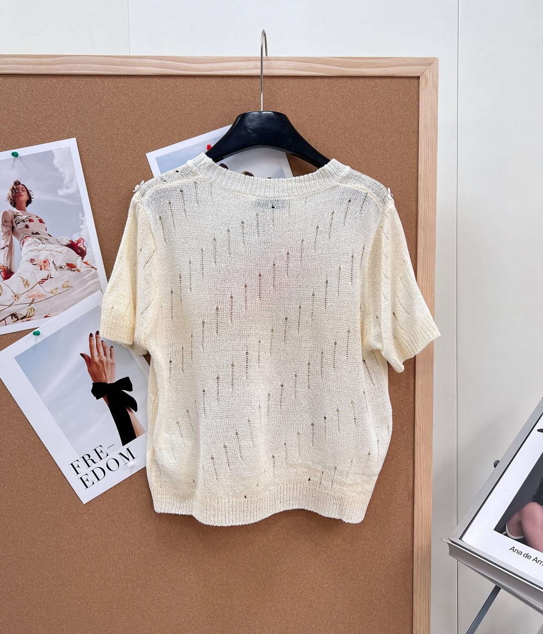 🆕MiuMiu 26夏季新款字母贴片刺绣奶黄白花针织衫，甜妹本命！这款直接美到心巴上✨奶fufu的鹅黄色