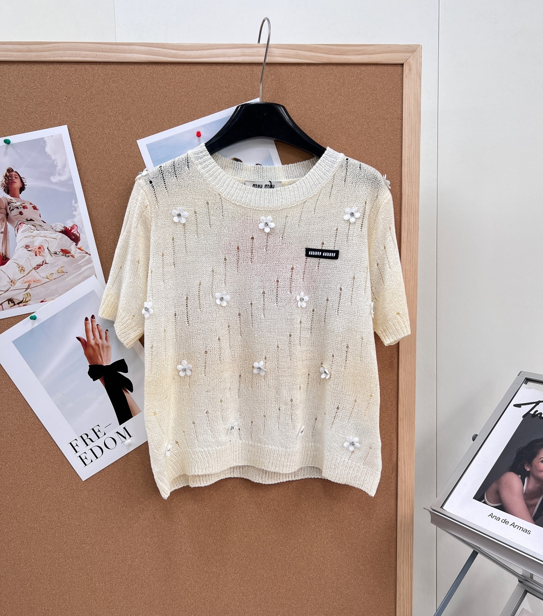 🆕MiuMiu 26夏季新款字母贴片刺绣奶黄白花针织衫，甜妹本命！这款直接美到心巴上✨奶fufu的鹅黄色