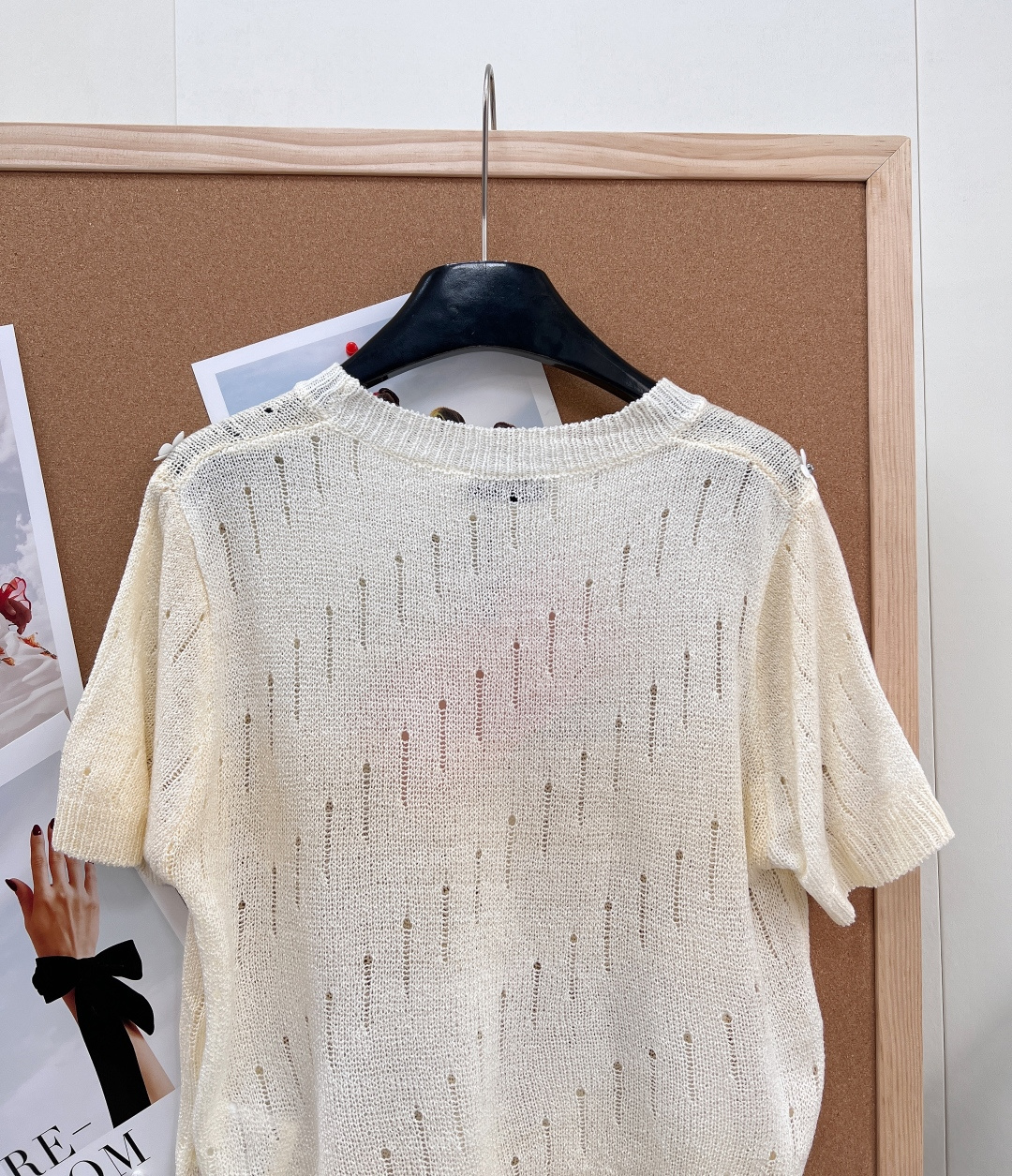 🆕MiuMiu 26夏季新款字母贴片刺绣奶黄白花针织衫，甜妹本命！这款直接美到心巴上✨奶fufu的鹅黄色