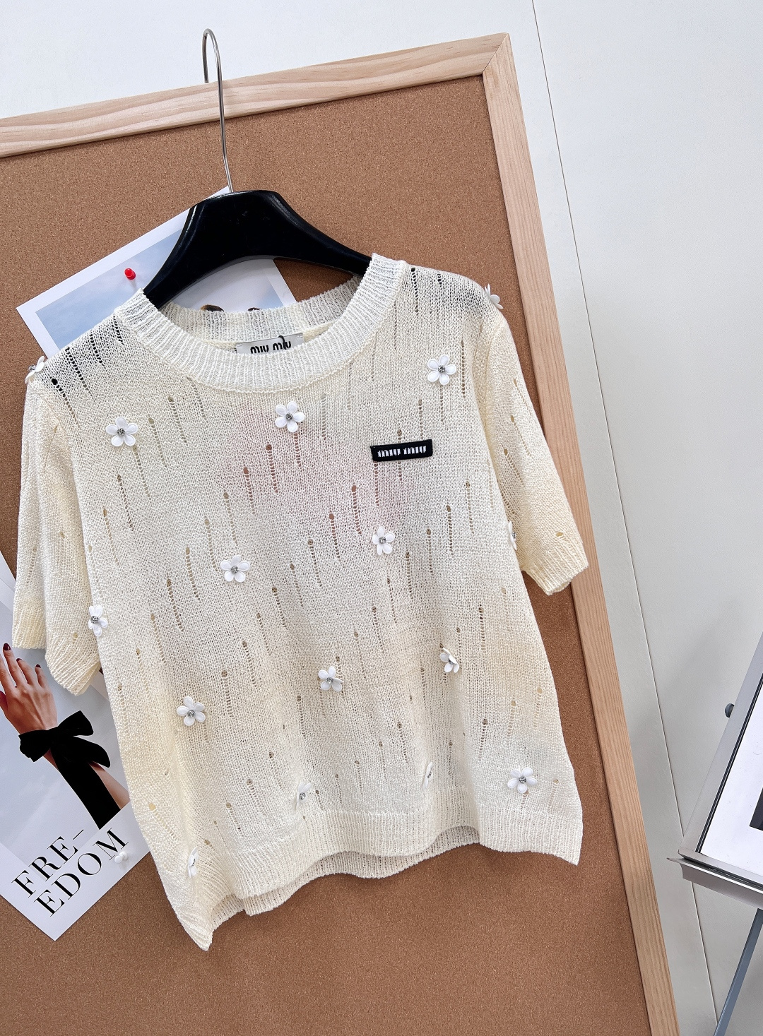 🆕MiuMiu 26夏季新款字母贴片刺绣奶黄白花针织衫，甜妹本命！这款直接美到心巴上✨奶fufu的鹅黄色