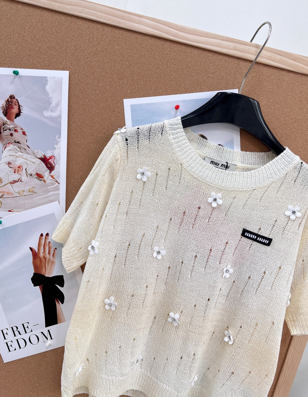 🆕MiuMiu 26夏季新款字母贴片刺绣奶黄白花针织衫，甜妹本命！这款直接美到心巴上✨奶fufu的鹅黄色