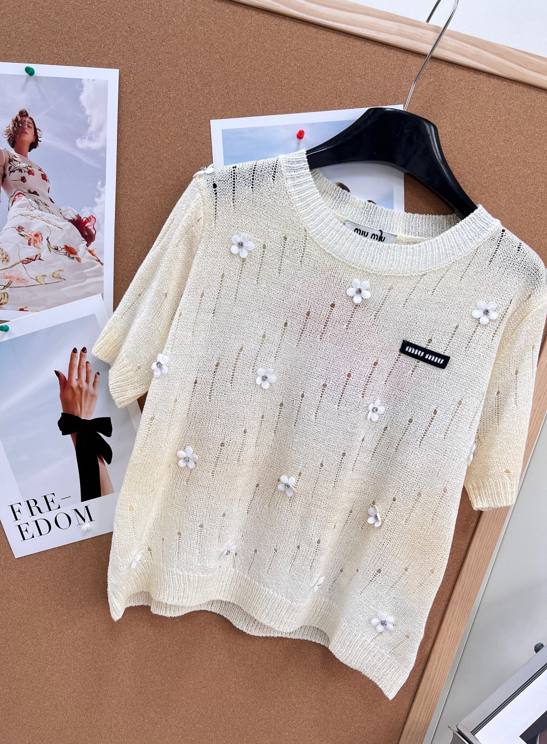 🆕MiuMiu 26夏季新款字母贴片刺绣奶黄白花针织衫，甜妹本命！这款直接美到心巴上✨奶fufu的鹅黄色