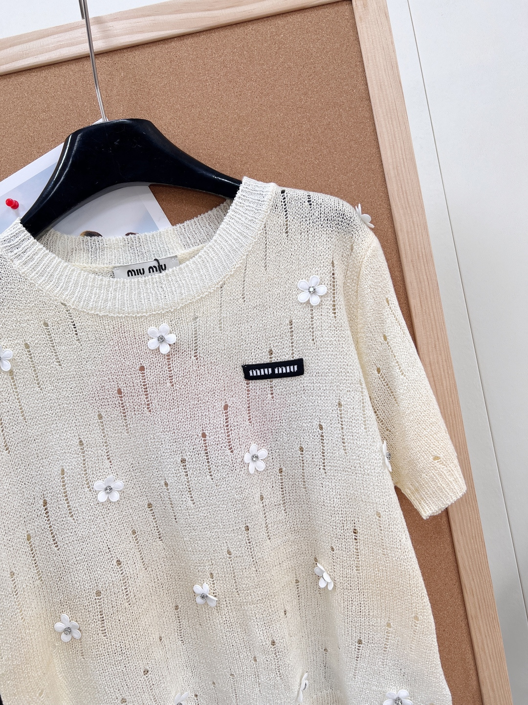 🆕MiuMiu 26夏季新款字母贴片刺绣奶黄白花针织衫，甜妹本命！这款直接美到心巴上✨奶fufu的鹅黄色