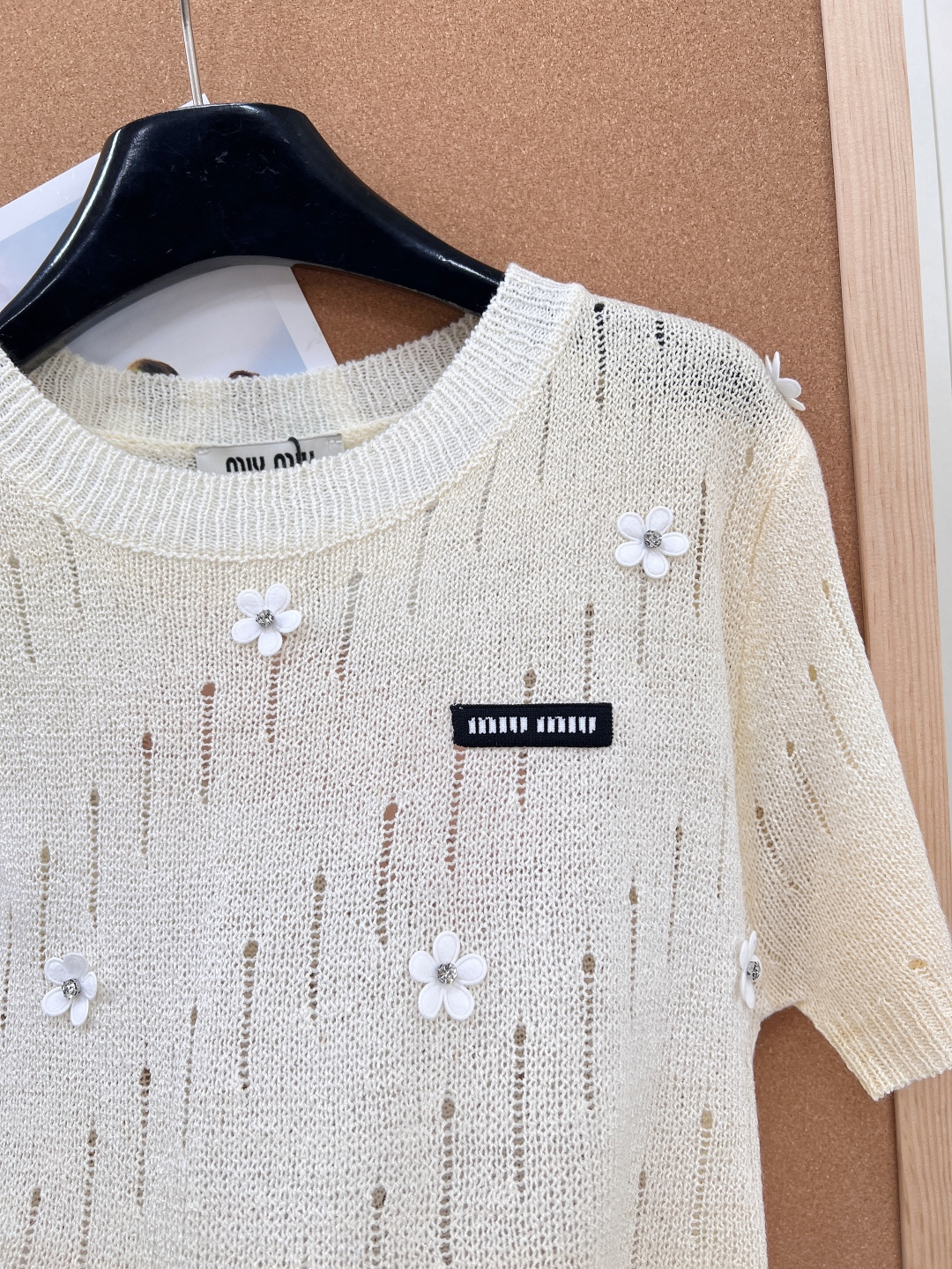 🆕MiuMiu 26夏季新款字母贴片刺绣奶黄白花针织衫，甜妹本命！这款直接美到心巴上✨奶fufu的鹅黄色