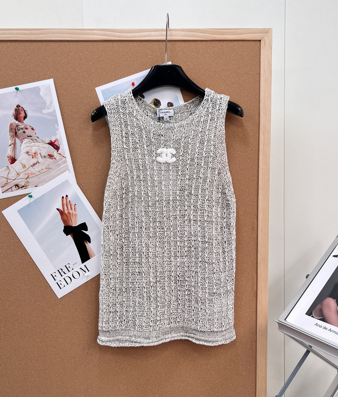 NO:800480,CHANEL Xiaoxiang 26 new summer light gray knitted vest, with a sense of relaxation and elegance. This Xiaoxiang style knitted vest has the 'relaxation and elegance' directly welded to the body. The three-dimensional vertical texture with a breathable feeling is amazing!  The hollow woven texture is breathable and not sweaty. It is refreshing and textured to wear in summer. The light gray tone is gentle and high-end. It can be easily controlled by yellow or white skin. It does not matter the skin color or the outfit. The iconic double C logo on the chest is low-key and recognizable. It is unobtrusive but shows the brand texture everywhere, and the sense of details is directly full!  The loose H-shaped cut is very tolerant to your body shape. Pear-shaped and slightly chubby sisters can enter with their eyes closed to hide their flesh and look slimmer!  Wear jeans with you casually and casually when going out on the street every day. Wear them with suit pants for light business occasions and are smart and sophisticated. It’s so delicious to wear multiple outfits!  Easily capture the high-end atmosphere, a versatile item in your wardrobe, and the French-style relaxation that will catch your heart at a glance. The products are available in large quantities!  size sml code,,chanel,jeans,business suit,19860909CHANEL小香26夏季新款浅灰针织背心,松弛感显贵天花板,这件小香风针织背心直接把「松弛感显贵」焊在身上了 自带呼吸感的立体竖纹肌理太绝了！镂空编织纹理透气不闷汗,夏天穿清爽又有质感,浅灰调温柔又高级,黄皮白皮都能轻松驾驭,不挑肤色不挑穿搭 胸前标志性双C标低调又有辨识度,不张扬却处处彰显品牌质感,细节感直接拉满！ 宽松H型剪裁对身材包容度拉满,梨形、微胖姐妹闭眼入,藏肉显瘦一绝！ 日常出街搭牛仔裤随性松弛,轻商务场合配西装裤干练精致,一衣多穿太香了！轻松拿捏高级氛围感,衣柜里的百搭神款,一眼心动的法式松弛感三标齐全,大货出！ 尺码sml 编码,,chanel,jeans,business suit,,Women's clothing