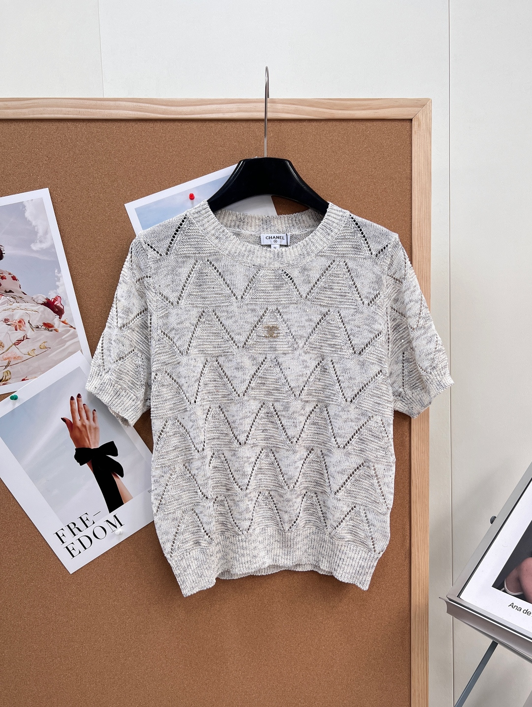 NO:800474,CHANEL26's new hollow V-pattern knitted short-sleeves. It directly welds the French high-end feel to the body. The hollow V-pattern knitted texture is amazing!  It has a breathable feeling, the upper body is light and breathable, and you will not feel sweaty when wearing it in summer. The dual color combination of gray floral and soft pink is gentle and noble, and can be easily controlled by yellow and white skins. The body of the dress is hidden with fine glitter, which makes it blingbling super smart in the sun, low-key and exquisite; the classic double C logo is a low-key finishing touch, unobtrusive but showing the brand texture everywhere, and the sense of details is full!  The round neck and short-sleeved version is not flattering on your body shape, it is super friendly to all body shapes and provides a full sense of relaxation!  Wear it casually with jeans for daily outings, or wear it with a skirt for a date to create a gentle atmosphere. It is easy to unlock a high-end atmosphere. There are two colors to choose from. You can wear it with your eyes closed without stepping on the thunder. It has three standards and two colors!  Size sml code,,chanel,skirts,jeans,T-shirt,19860909CHANEL26新款镂空V纹针织短袖.直接把法式高级感焊在身上了, 镂空V纹针织肌理太绝了！自带通透呼吸感,上身轻盈透气,夏天穿完全不闷汗,灰调杂花&柔粉晕染双配色,温柔又显贵,黄皮白皮都能轻松驾驭 衣身藏着细碎闪片,阳光下blingbling超灵动,低调又精致；经典双C标低调点睛,不张扬却处处彰显品牌质感,细节感直接拉满！ 圆领短袖版型不挑身材,对各种身形都超友好,松弛感拉满！ 日常出街搭牛仔裤随性松弛,约会配半裙温柔氛围感拉满,轻松解锁高级氛围感穿搭,两色可选,闭眼入不踩雷,三标齐全,两色出！ 尺码sml 编码,,chanel,skirts,jeans,T-shirt,,Women's clothing