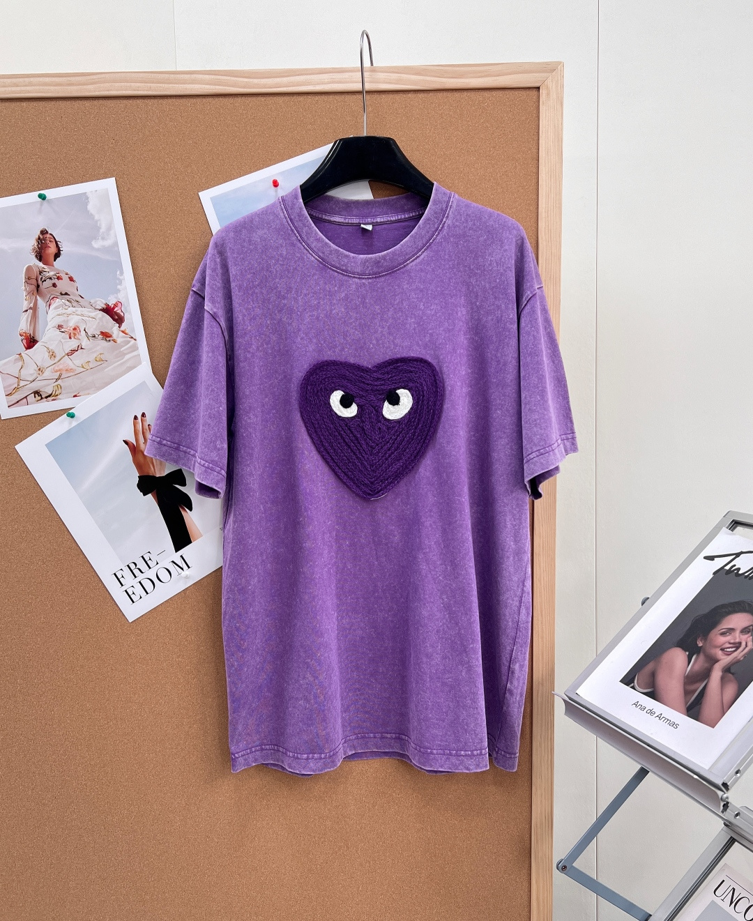 NO:800468,PLAY Kawakubo Rei's new divine style fleshy grape purple love T-shirt, cold white leather soldered to death!  This Rei Kawakubo clearly understands 'showing off'!  The romantic purple wash water is so stunning!  The tones of the fleshy grapes are gentle and high-end. The yellow and black skins are worn with eyes closed. The upper body is dressed in cold white skins, which directly fills the atmosphere. The hearts twisted with heavy hemp rope are so design-conscious!  The three-dimensional texture is full, the upper body has a sense of presence, the washed and aged craftsmanship is fashionable, retro and individual, and the details are directly full!  The loose oversize version is not flattering on your body shape, it hides the flesh and makes you look slimmer, and it can be worn as a couple/girlfriend style!  Wear it casually with jeans for everyday outings, or pair it with a skirt for a sweet and cool look. Rei Kawakubo’s classic design is an eye-catching summer style. It looks white and fashionable. It has all the three criteria of keeping your eyes closed and not stepping on thunder. It’s a great product!  Size sml,,versace,skirts,jeans,tees,t-shirt,19860909PLAY川久保玲新款神款多肉葡萄紫爱心T恤,冷白皮焊死！这件川久保玲直接把「显白」玩明白了！ 洗水浪漫紫也太绝了！多肉葡萄的色调温柔又高级,黄皮黑皮闭眼入,上身穿成冷白皮,氛围感直接拉满 重工麻绳拧制爱心太有设计感了！立体肌理感拉满,上身超有存在感,洗水做旧工艺时髦感拉满,复古又个性,细节感直接拉满！ 宽松oversize版型不挑身材,藏肉显瘦一绝,情侣款/闺蜜款都能冲！ 日常出街搭牛仔裤随性松弛,配半身裙甜酷感拉满,川久保玲经典设计,一眼心动的夏日神款,显白又时髦,闭眼入不踩雷三标齐全,大货出！ 尺码sml 编,,versace,skirts,jeans,tees，t-shirt,,Women's clothing