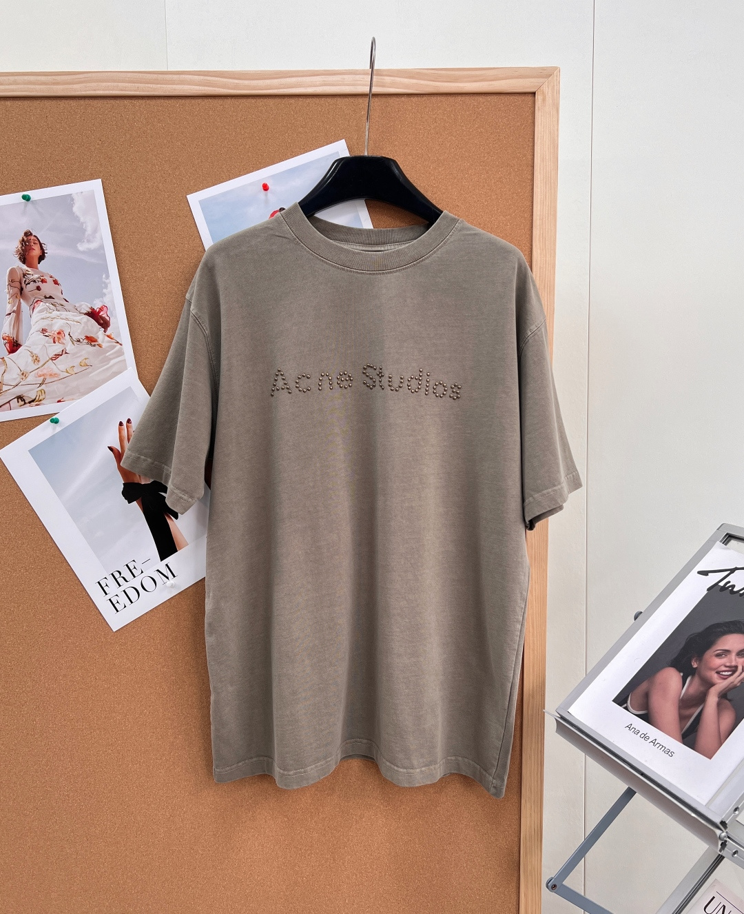 NO:800462,Acne Studios new wasteland style T-shirt!  The washed copper sheets are hot-stamped with characters, giving them a street feel. The wasteland-style T-shirt directly welds the sense of luxury onto the body. The distressed and washed craftsmanship is amazing!  The retro olive green tone comes with a wasteland filter, regardless of skin color or outfit. The yellow skin and black skin can be worn with eyes closed to make you look whiter and slimmer. The heavy copper sheet hot stamping process, the Acne Studios brand logo is three-dimensional and textured, and the sense of detail is directly full. It shows the tonality of a trendy brand in a low-key manner!  The upper body made of heavy cotton is crisp and textured, and the loose oversize version hides the flesh and makes you look slimmer. It is full of street style!  Wear it casually with jeans and overalls when you go out on the street every day. It can be worn as a couple's style or as a best friend's style. You can unlock N kinds of trendy and cool outfits with one outfit. Your appearance is always online. It is a must-have for fashionistas. It has all three standards and is a big deal!  Size sml,acne studios,dior,versace,jeans,tees,t-shirt,19860909Acne Studios新款废土风T恤！洗水铜片烫字,街头感拉满,废土风T恤,直接把高级感焊在身上 做旧洗水工艺太绝了！复古橄榄绿调自带废土滤镜,不挑肤色不挑穿搭,黄皮黑皮闭眼入,显白又显瘦 重工铜片烫字工艺,Acne Studios品牌标识立体又有质感,细节感直接拉满,低调中尽显潮牌调性！ 重磅棉料上身挺括有质感,宽松oversize版型藏肉显瘦一绝,街头风十足！ 日常出街搭牛仔裤、工装裤随性炸街,情侣款、闺蜜款都能冲,一衣解锁N种潮酷穿搭,颜值一直在线,潮人必入,三标齐全,大货出！ 尺码sml 编,,acne studios,dior,versace,jeans,tees，t-shirt,,Women's clothing