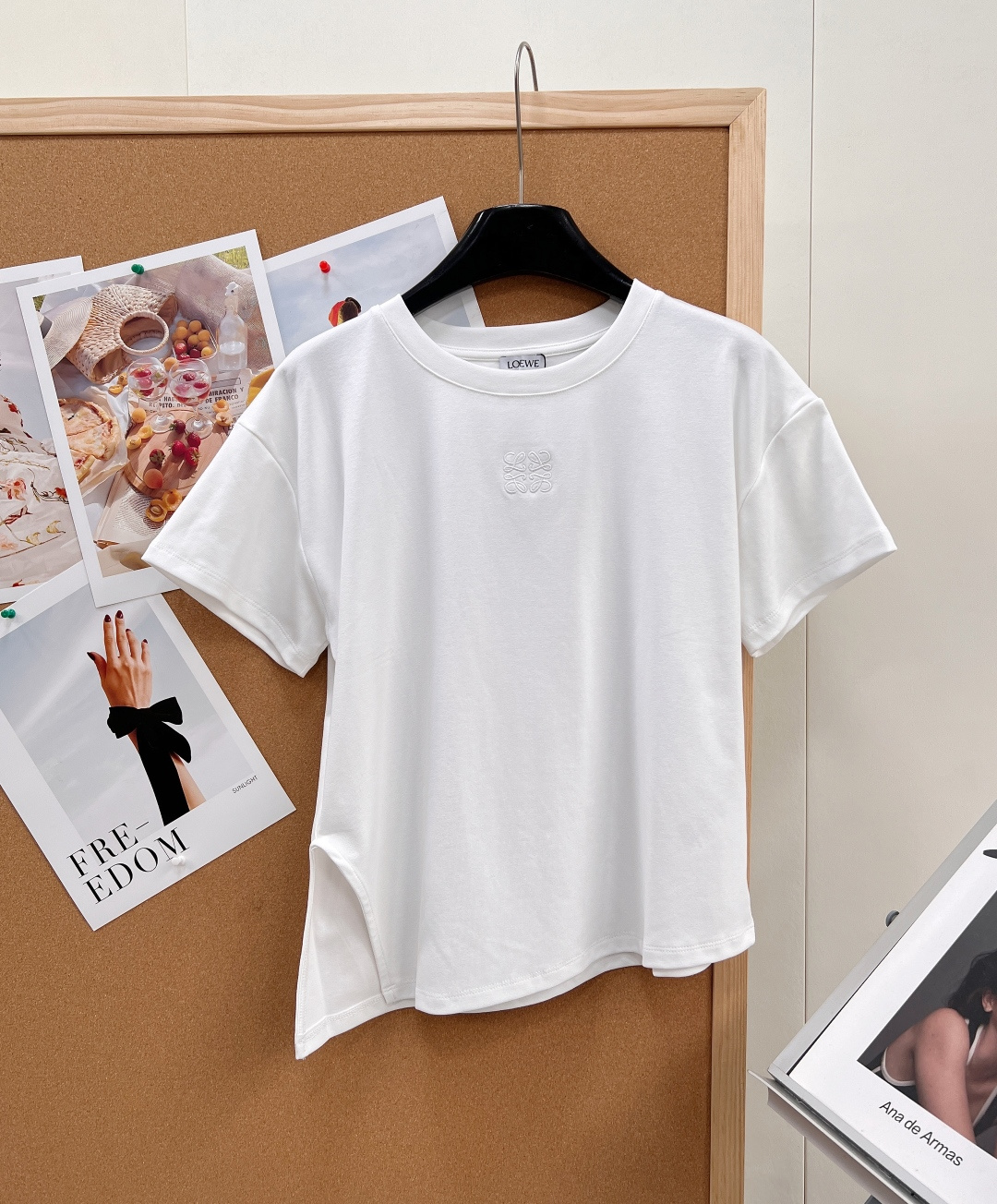 NO:801010,LOEWE's new spring and summer new short-sleeved T-shirt with irregular bevel hem and slits and loose design. Made of finely imitated space cotton fabric, it is smooth and skin-friendly, has a good three-dimensional effect and is full of style!  The slim and loose fit covers the flesh, and the slit at the hem is the finishing touch. The beveled edge design visually lengthens the proportions of the legs!  A simple T-shirt can easily be worn to create a fashionable atmosphere. It is classic and versatile, yet has a sense of design for everyday use!  All three standards are complete, and the goods will be shipped in large quantities!  Size sml code,,loewe,T-shirt,tees,t-shirt,19860909LOEWE春夏新款下摆不规则斜边开衩宽松设计感短袖T恤 精仿太空棉的面料,顺滑亲肤柔软, 立体感好,造型感十足！ 显瘦宽松版型很遮肉,下摆的开衩是点睛之笔,斜边设计,视觉上拉长腿部比例！ 简单的T恤也能轻松穿出时髦氛围感,经典百搭之神,又日常又有设计感！三标齐全,大货出！ 尺码sml 编码,,loewe,T-shirt,tees，t-shirt,,Women's clothing