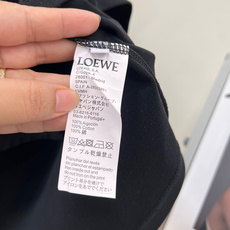🆕LOEWE春夏新款下摆不规则斜边开衩宽松设计感短袖T恤精仿太空棉的面料,顺滑亲肤柔软, 立体感好,造型 🆕LOEWE春夏新款下摆不规则斜边开衩宽松设计感短袖T恤精仿太空棉的面料,顺滑亲肤柔软, 立体感好,造型