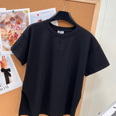 🆕LOEWE春夏新款下摆不规则斜边开衩宽松设计感短袖T恤精仿太空棉的面料,顺滑亲肤柔软, 立体感好,造型 🆕LOEWE春夏新款下摆不规则斜边开衩宽松设计感短袖T恤精仿太空棉的面料,顺滑亲肤柔软, 立体感好,造型