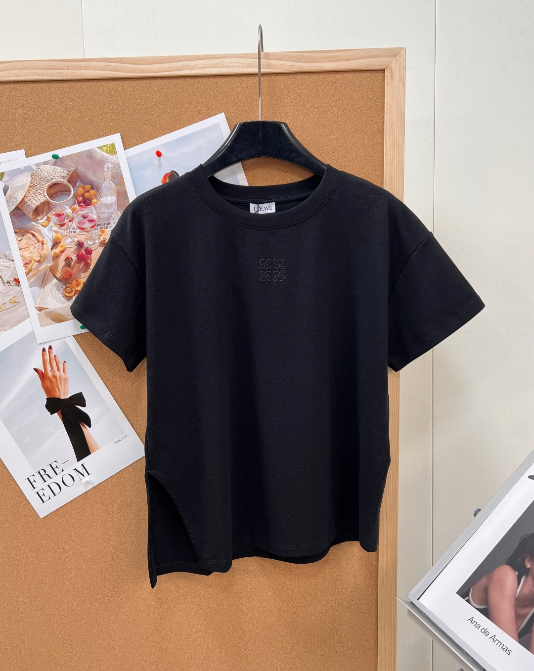 NO:801006,LOEWE's new spring and summer new short-sleeved T-shirt with irregular bevel hem and slits and loose design. Made of finely imitated space cotton fabric, it is smooth and skin-friendly, has a good three-dimensional effect and is full of style!  The slim and loose fit covers the flesh, and the slit at the hem is the finishing touch. The beveled edge design visually lengthens the proportions of the legs!  A simple T-shirt can easily be worn to create a fashionable atmosphere. It is classic and versatile, yet has a sense of design for everyday use!  All three standards are complete, and the goods will be shipped in large quantities!  Size sml code L,,loewe,T-shirt,tees,t-shirt,19860909LOEWE春夏新款下摆不规则斜边开衩宽松设计感短袖T恤 精仿太空棉的面料,顺滑亲肤柔软, 立体感好,造型感十足！ 显瘦宽松版型很遮肉,下摆的开衩是点睛之笔,斜边设计,视觉上拉长腿部比例！ 简单的T恤也能轻松穿出时髦氛围感,经典百搭之神,又日常又有设计感！三标齐全,大货出！ 尺码sml 编码L,,loewe,T-shirt,tees，t-shirt,,Women's clothing