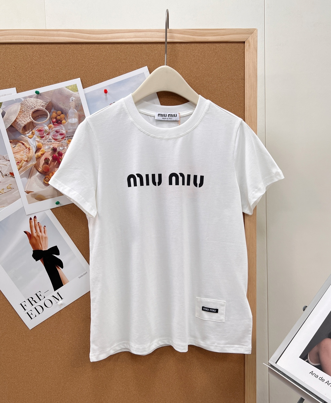 🆕Miu Miu 新款字母印花短袖T恤，以极简设计彰显高阶时尚感，- 衣身正面采用辨识度极高的 “miu