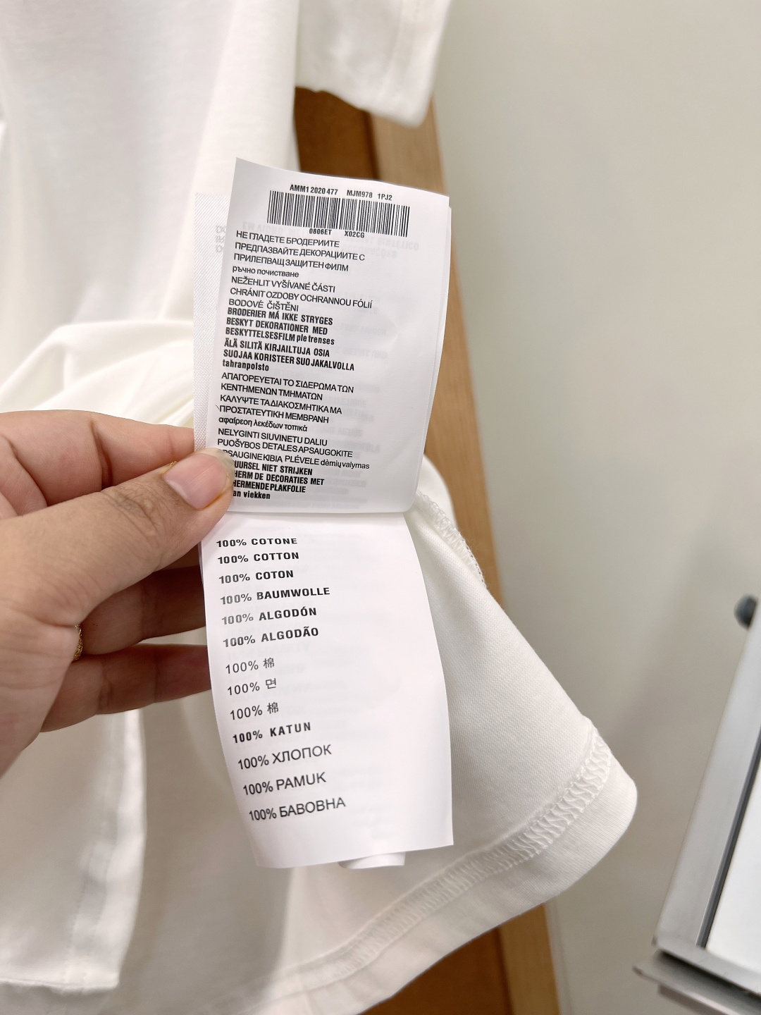 🆕Miu Miu 新款字母印花短袖T恤，以极简设计彰显高阶时尚感，- 衣身正面采用辨识度极高的 “miu