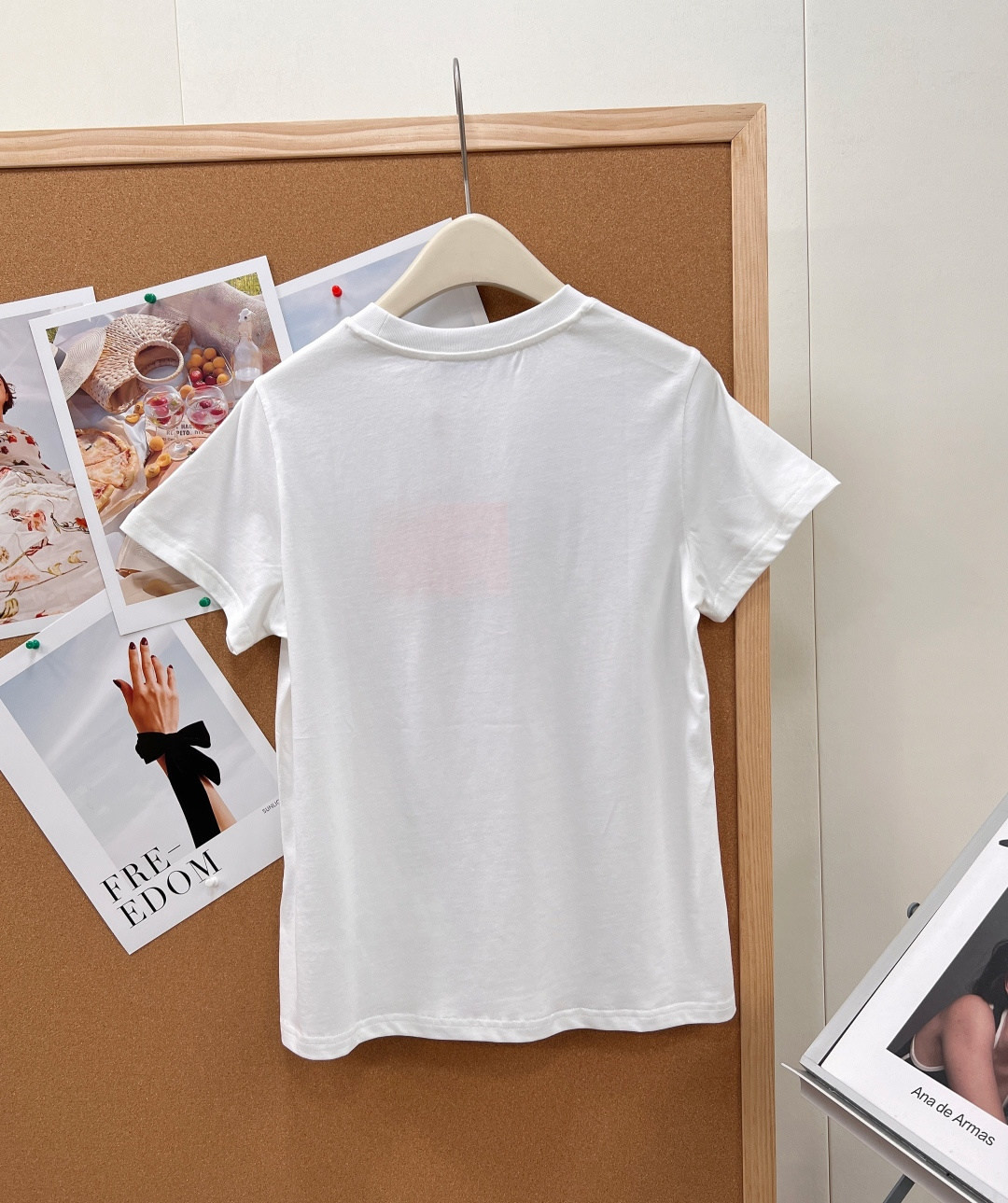 🆕Miu Miu 新款字母印花短袖T恤，以极简设计彰显高阶时尚感，- 衣身正面采用辨识度极高的 “miu