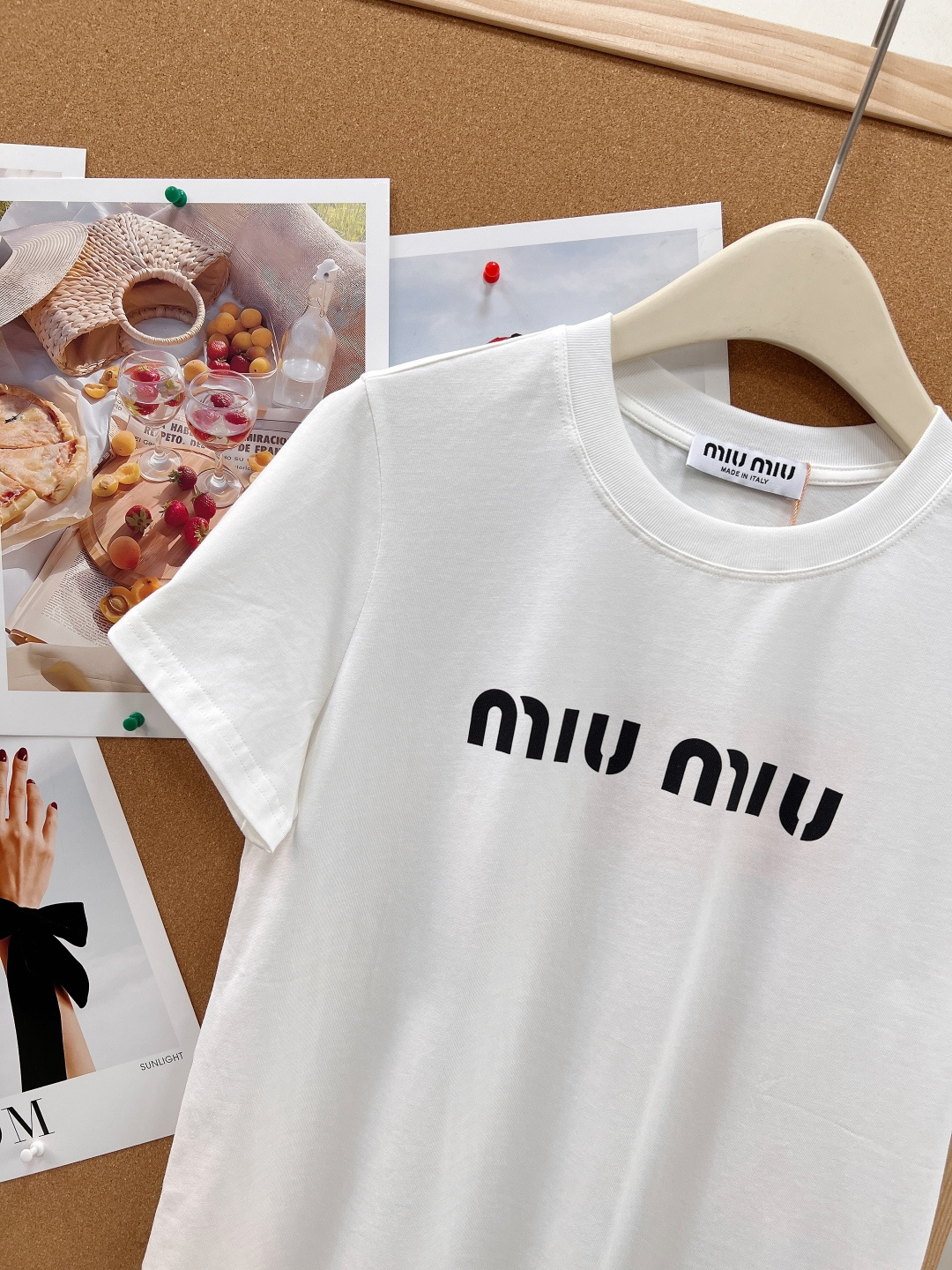 🆕Miu Miu 新款字母印花短袖T恤，以极简设计彰显高阶时尚感，- 衣身正面采用辨识度极高的 “miu