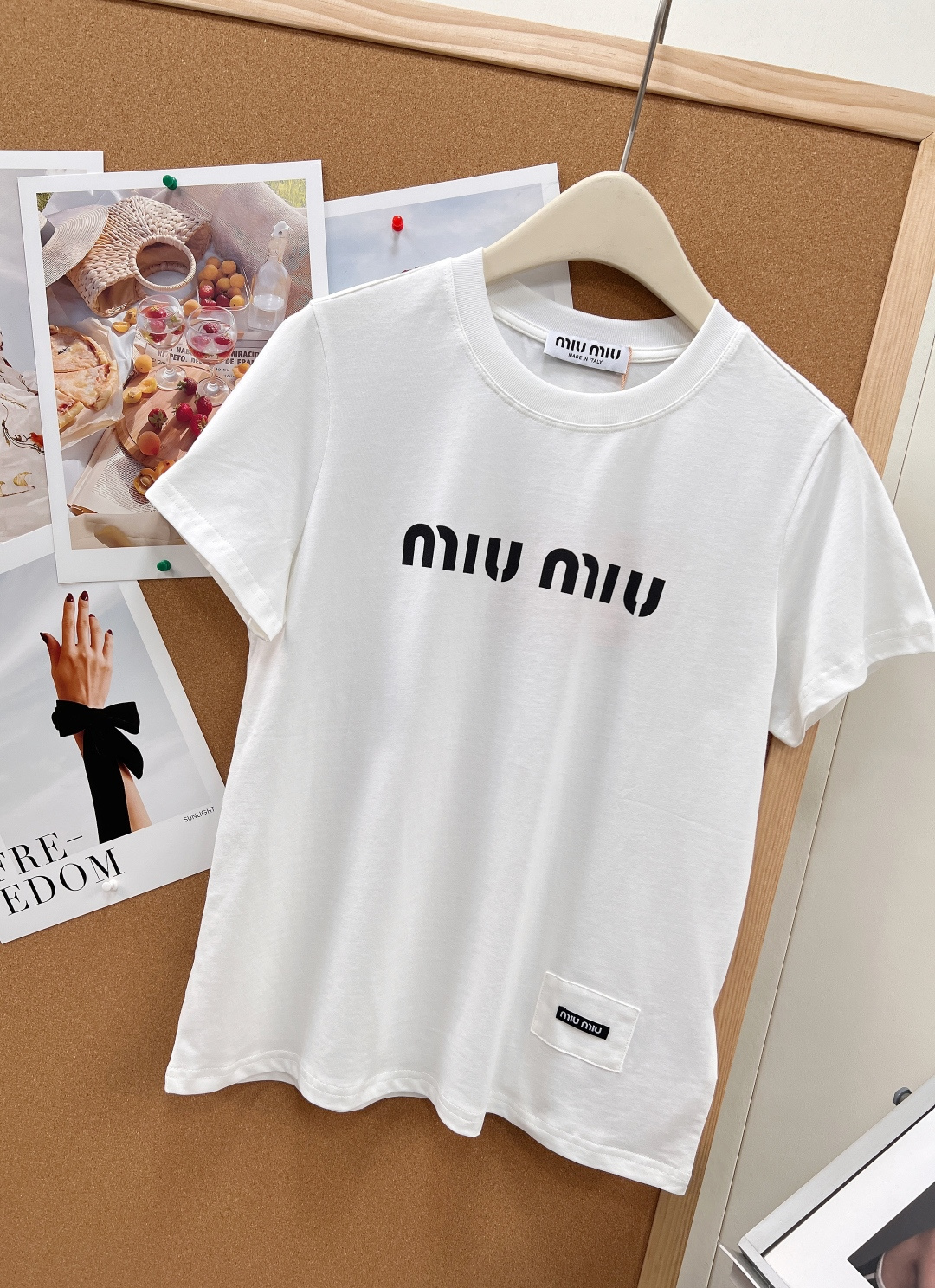 🆕Miu Miu 新款字母印花短袖T恤，以极简设计彰显高阶时尚感，- 衣身正面采用辨识度极高的 “miu