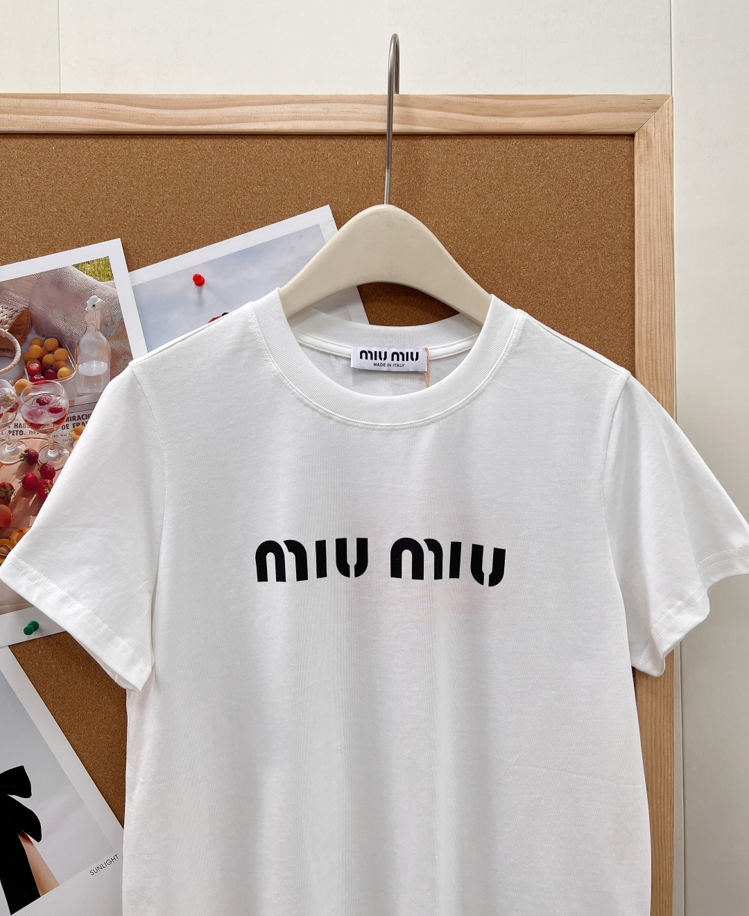 🆕Miu Miu 新款字母印花短袖T恤，以极简设计彰显高阶时尚感，- 衣身正面采用辨识度极高的 “miu