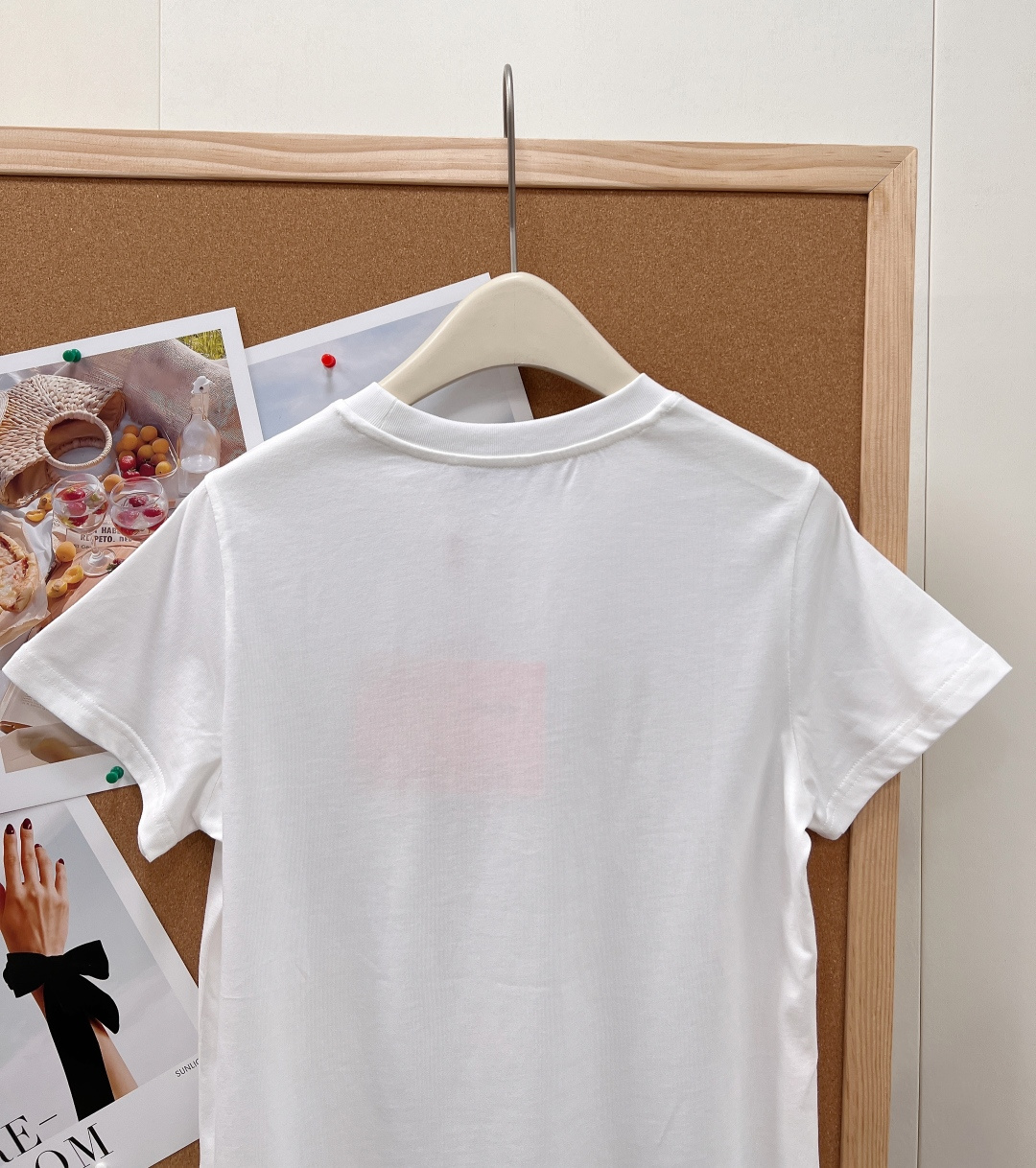 🆕Miu Miu 新款字母印花短袖T恤，以极简设计彰显高阶时尚感，- 衣身正面采用辨识度极高的 “miu