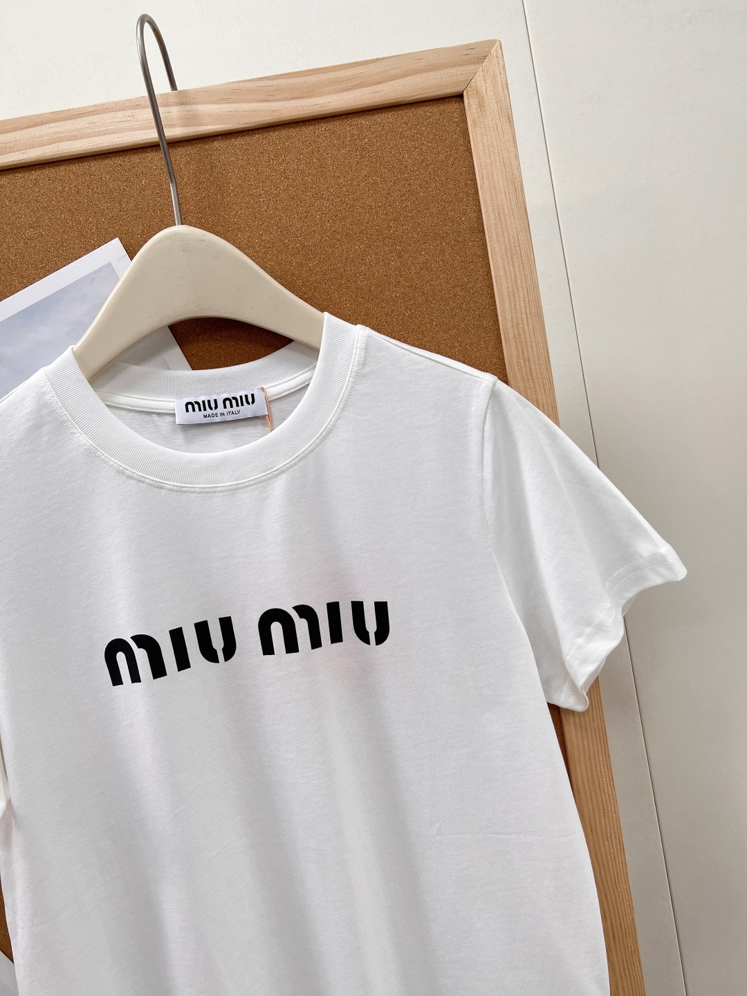 🆕Miu Miu 新款字母印花短袖T恤，以极简设计彰显高阶时尚感，- 衣身正面采用辨识度极高的 “miu