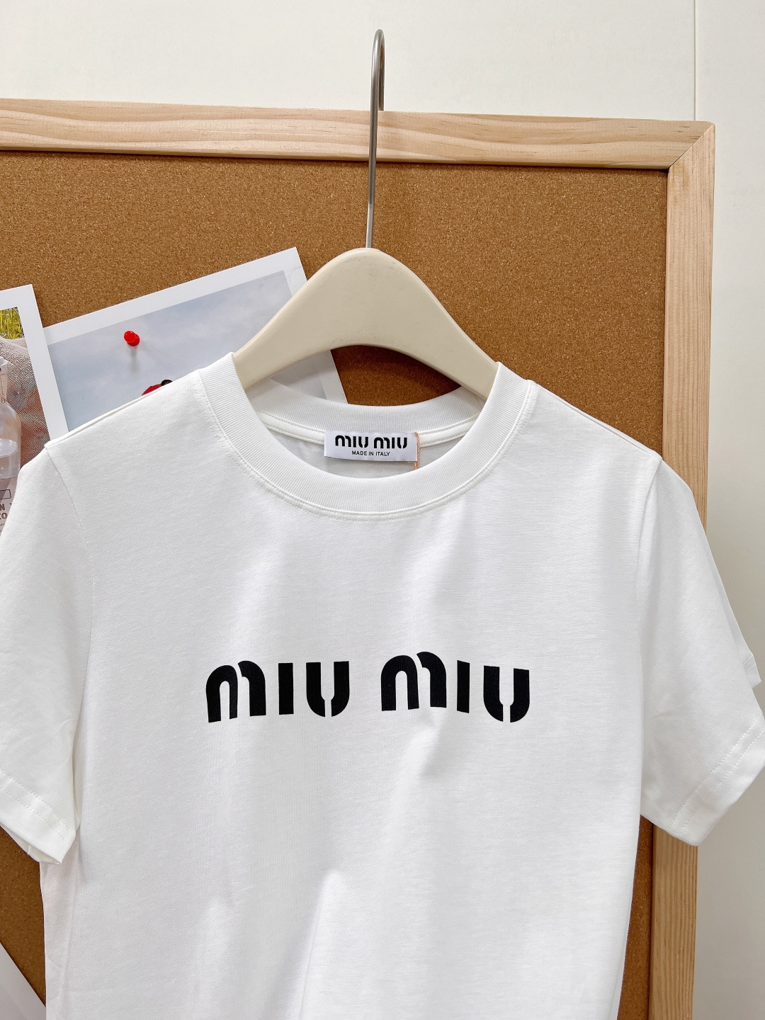 🆕Miu Miu 新款字母印花短袖T恤，以极简设计彰显高阶时尚感，- 衣身正面采用辨识度极高的 “miu