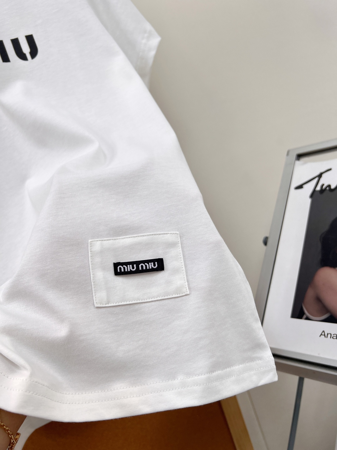 🆕Miu Miu 新款字母印花短袖T恤，以极简设计彰显高阶时尚感，- 衣身正面采用辨识度极高的 “miu