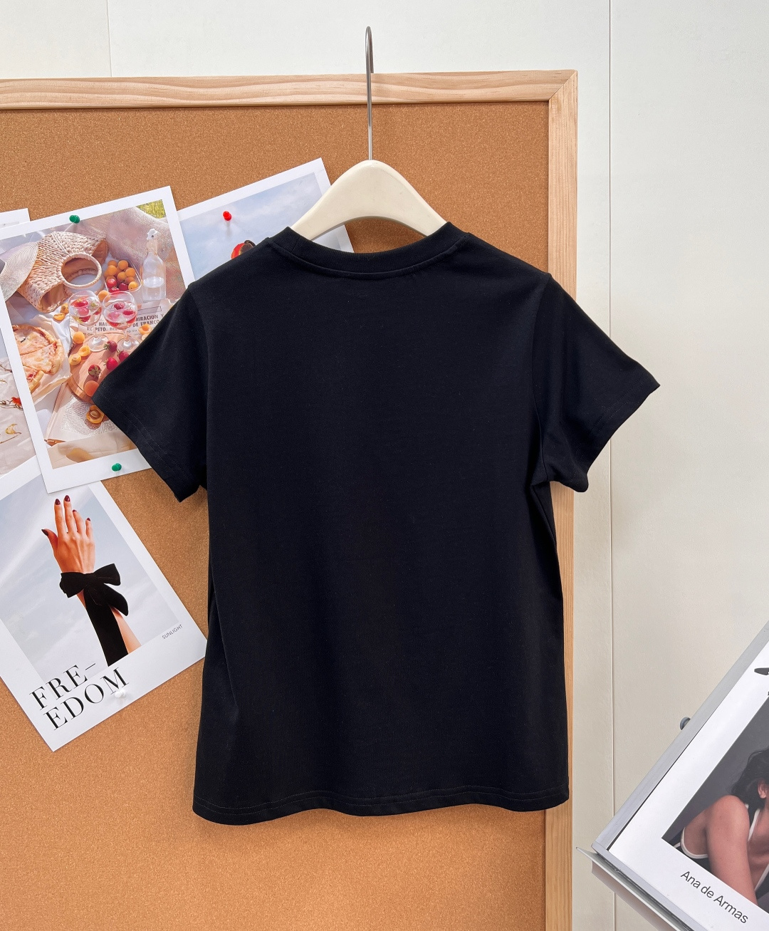 🆕Miu Miu 新款字母印花短袖T恤，以极简设计彰显高阶时尚感，- 衣身正面采用辨识度极高的 “miu