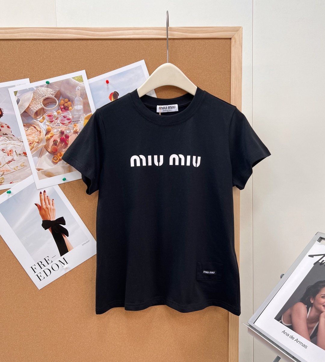🆕Miu Miu 新款字母印花短袖T恤，以极简设计彰显高阶时尚感，- 衣身正面采用辨识度极高的 “miu