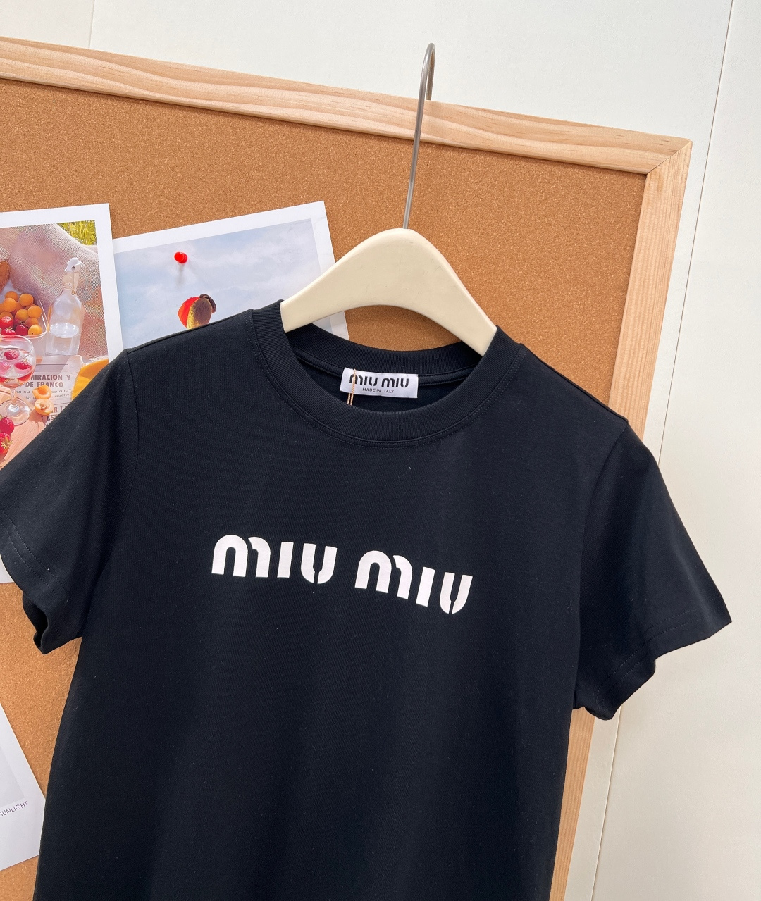 🆕Miu Miu 新款字母印花短袖T恤，以极简设计彰显高阶时尚感，- 衣身正面采用辨识度极高的 “miu