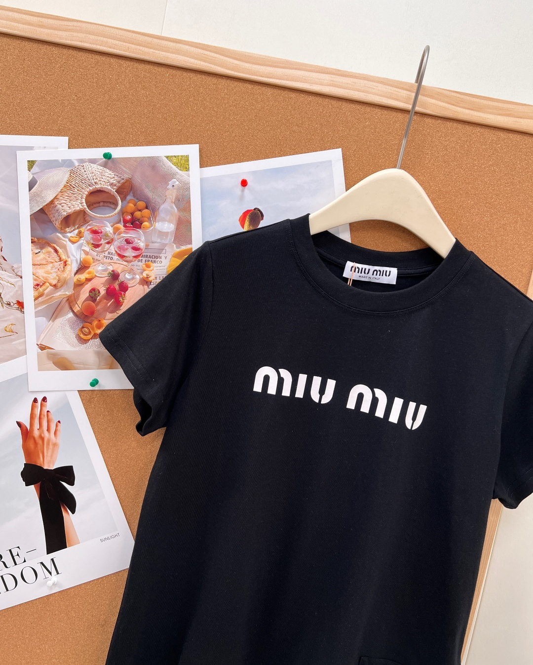 🆕Miu Miu 新款字母印花短袖T恤，以极简设计彰显高阶时尚感，- 衣身正面采用辨识度极高的 “miu