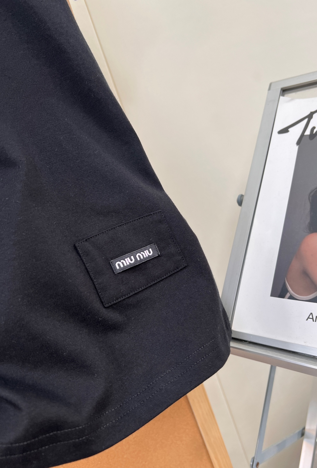 🆕Miu Miu 新款字母印花短袖T恤，以极简设计彰显高阶时尚感，- 衣身正面采用辨识度极高的 “miu