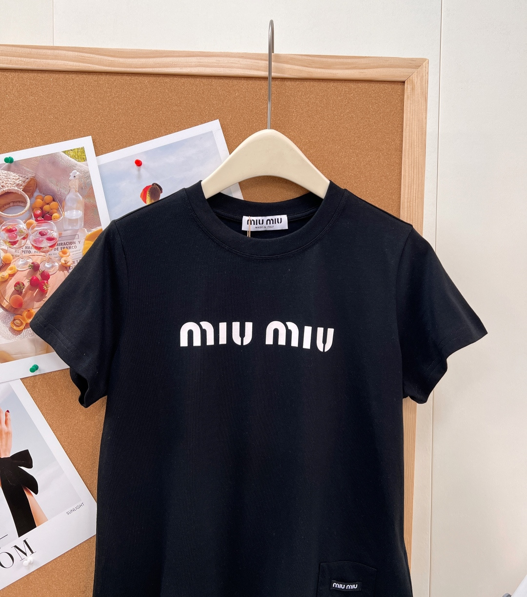 🆕Miu Miu 新款字母印花短袖T恤，以极简设计彰显高阶时尚感，- 衣身正面采用辨识度极高的 “miu