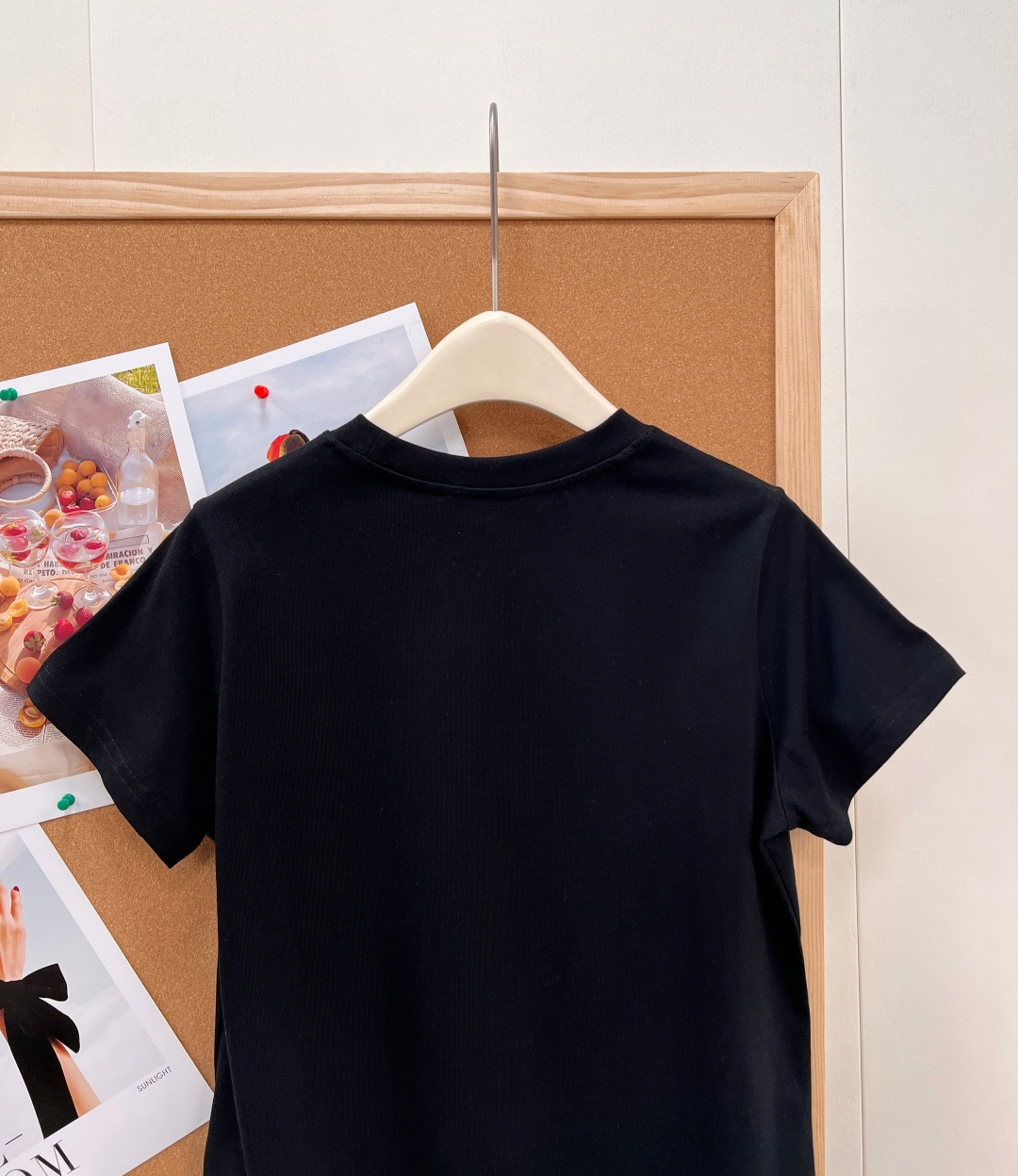 🆕Miu Miu 新款字母印花短袖T恤，以极简设计彰显高阶时尚感，- 衣身正面采用辨识度极高的 “miu