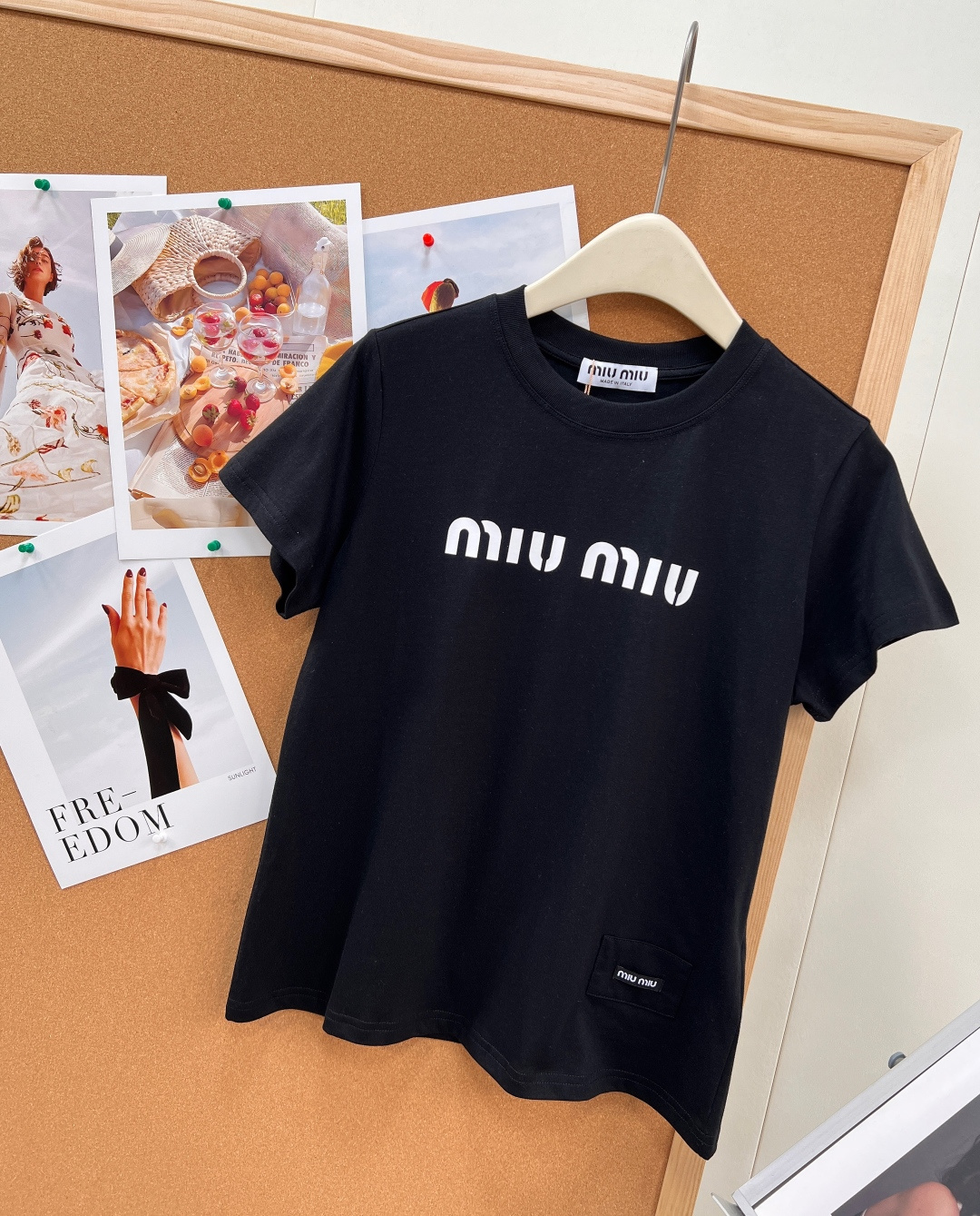 🆕Miu Miu 新款字母印花短袖T恤，以极简设计彰显高阶时尚感，- 衣身正面采用辨识度极高的 “miu