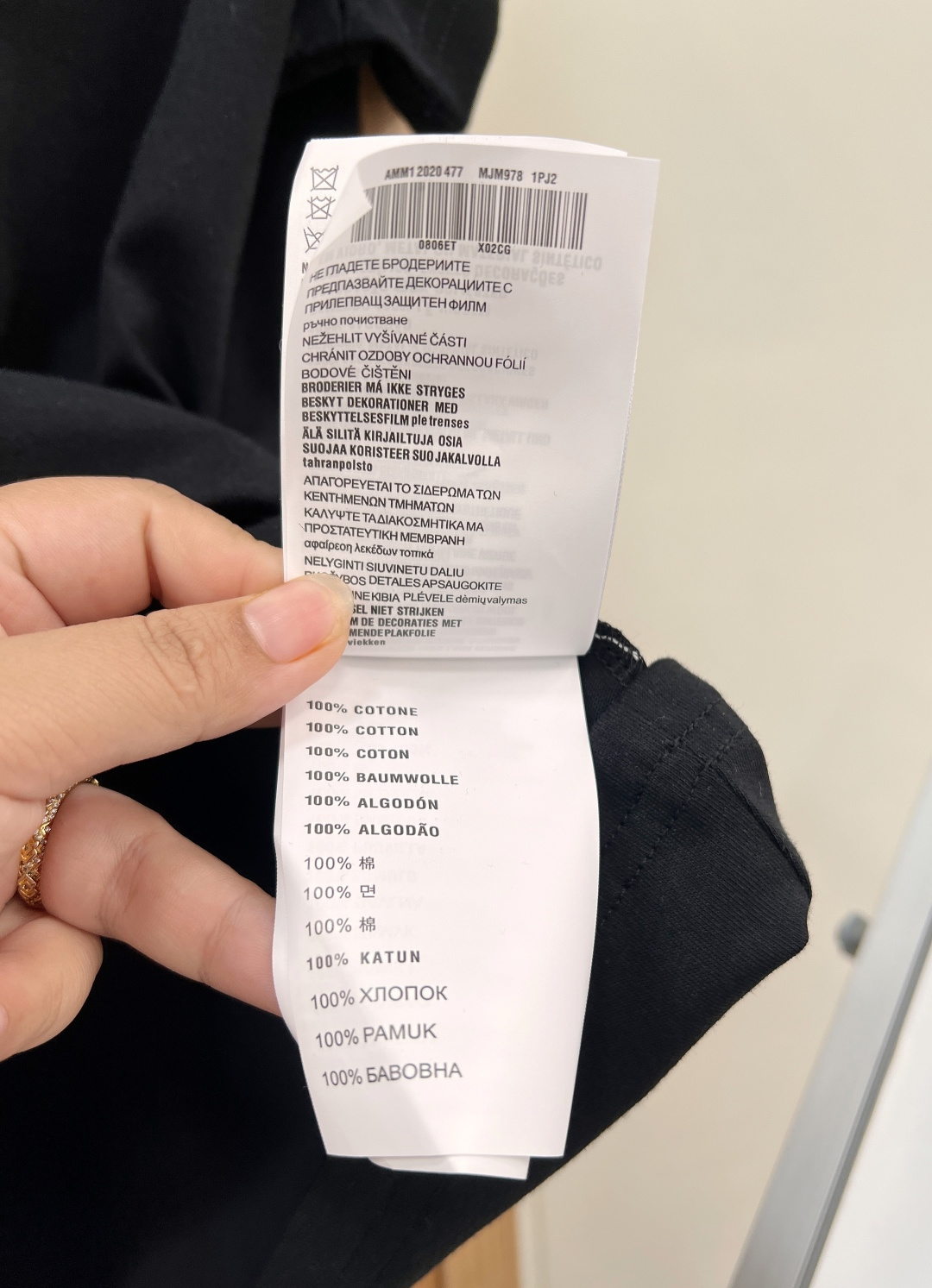 🆕Miu Miu 新款字母印花短袖T恤，以极简设计彰显高阶时尚感，- 衣身正面采用辨识度极高的 “miu