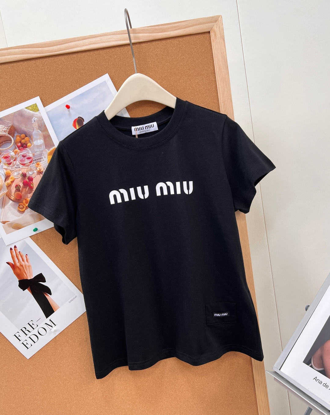 🆕Miu Miu 新款字母印花短袖T恤，以极简设计彰显高阶时尚感，- 衣身正面采用辨识度极高的 “miu