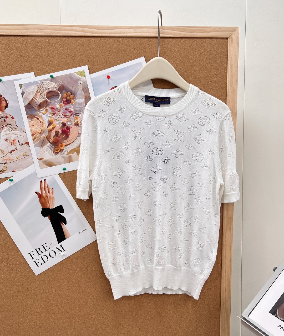 NO:801000,LOUIS VUITTON's new hollow letter knitted short-sleeved top. - The whole body is designed with the brand's classic letter logo as a hollow jacquard design, forming a low-key and layered texture on the delicate knitted fabric. It not only retains the brand recognition, but also has the light and breathable feeling of high-end hollow. -  The cuffs are embellished with brand letters and logo buttons customized by YB molding, which are exquisite and compact. They are not only a fixation function, but also the finishing touch, highlighting the luxurious texture of the details. - With neat short-sleeved tailoring, the shoulder and neck lines are modified, the version is loose and moderate, not picky about the figure, taking into account the comfortable wearing experience and neat visual effects. - It has a sense of high-end and sophistication, suitable for light work, business and leisure and other formal occasions. Paired with suit trousers and skirts, it shows elegance and sophistication. -  It can be easily integrated into daily wear and paired with jeans, skirts or wide-leg pants to create a casual yet stylish summer look. It can also be worn as an inner layer to enrich the layering of the look. Complete with three standards, great deal!  Size sml code,,louis vuitton,skirts,jeans,T-shirt,business suit,19860909LOUIS VUITTON新款镂空字母针织短袖上衣. - 衣身通体采用品牌经典字母Logo元素进行镂空提花设计,在细腻针织面料上形成低调且富有层次感的肌理,既保留了品牌辨识度,又自带高级镂空的轻盈透气感. - 袖口处采用YB开模定制的品牌字母Logo纽扣点缀,精致小巧,不仅是固定作用,更是点睛之笔,凸显细节处的奢华质感. - 配合利落的短袖剪裁,修饰肩颈线条,版型宽松适度,不挑身材,兼顾舒适穿着体验与利落的视觉效果. - 自带高级感与精致度,单穿适合轻职场、商务休闲等正式场合,搭配西装裤、半身裙,尽显优雅干练. - 可轻松融入日常穿搭,搭配牛仔裤、半裙或阔腿裤,打造随性又不失格调的夏日造型,亦可作为内搭叠穿,丰富造型层次感.三标齐全,大货出！ 尺码sml 编码,,louis vuitton,skirts,jeans,T-shirt,business suit,,Women's clothing