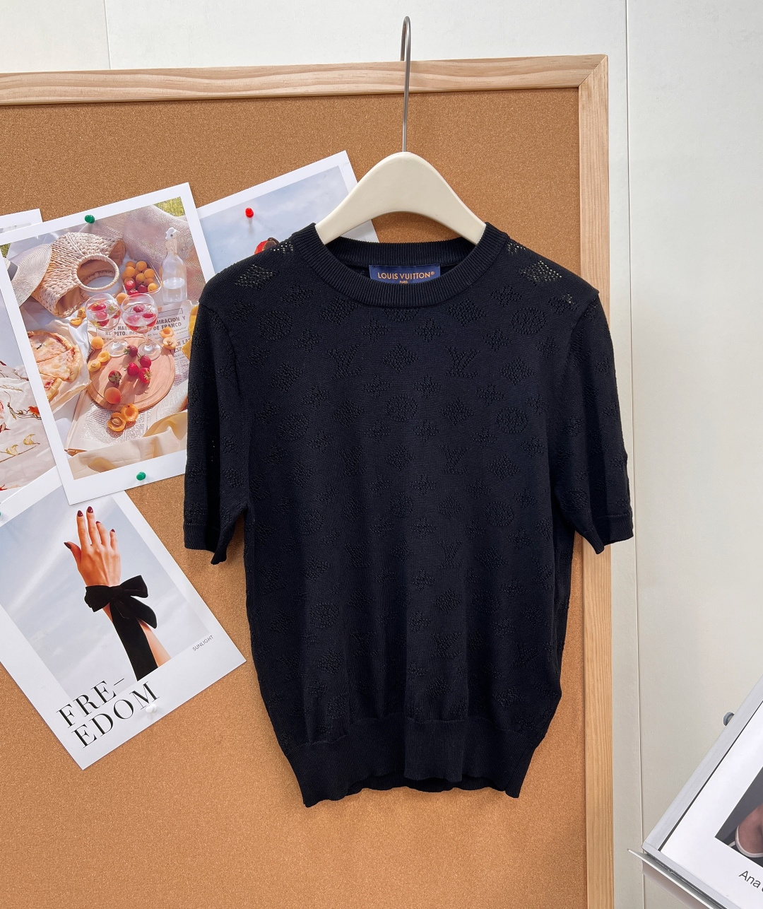 NO:800998,LOUIS VUITTON's new hollow letter knitted short-sleeved top. - The whole body is designed with the brand's classic letter logo as a hollow jacquard design, forming a low-key and layered texture on the delicate knitted fabric. It not only retains the brand recognition, but also has the light and breathable feeling of high-end hollow. -  The cuffs are embellished with brand letters and logo buttons customized by YB molding, which are exquisite and compact. They are not only a fixation function, but also the finishing touch, highlighting the luxurious texture of the details. - With neat short-sleeved tailoring, the shoulder and neck lines are modified, the version is loose and moderate, not picky about the figure, taking into account the comfortable wearing experience and neat visual effects. - It has a sense of high-end and sophistication, suitable for light work, business and leisure and other formal occasions. Paired with suit trousers and skirts, it shows elegance and sophistication. -  It can be easily integrated into daily wear and paired with jeans, skirts or wide-leg pants to create a casual yet stylish summer look. It can also be worn as an inner layer to enrich the layering of the look. Complete with three standards, great deal!  Size sml,,louis vuitton,skirts,jeans,T-shirt,business suit,19860909LOUIS VUITTON新款镂空字母针织短袖上衣. - 衣身通体采用品牌经典字母Logo元素进行镂空提花设计,在细腻针织面料上形成低调且富有层次感的肌理,既保留了品牌辨识度,又自带高级镂空的轻盈透气感. - 袖口处采用YB开模定制的品牌字母Logo纽扣点缀,精致小巧,不仅是固定作用,更是点睛之笔,凸显细节处的奢华质感. - 配合利落的短袖剪裁,修饰肩颈线条,版型宽松适度,不挑身材,兼顾舒适穿着体验与利落的视觉效果. - 自带高级感与精致度,单穿适合轻职场、商务休闲等正式场合,搭配西装裤、半身裙,尽显优雅干练. - 可轻松融入日常穿搭,搭配牛仔裤、半裙或阔腿裤,打造随性又不失格调的夏日造型,亦可作为内搭叠穿,丰富造型层次感.三标齐全,大货出！ 尺码sml 编,,louis vuitton,skirts,jeans,T-shirt,business suit,,Women's clothing