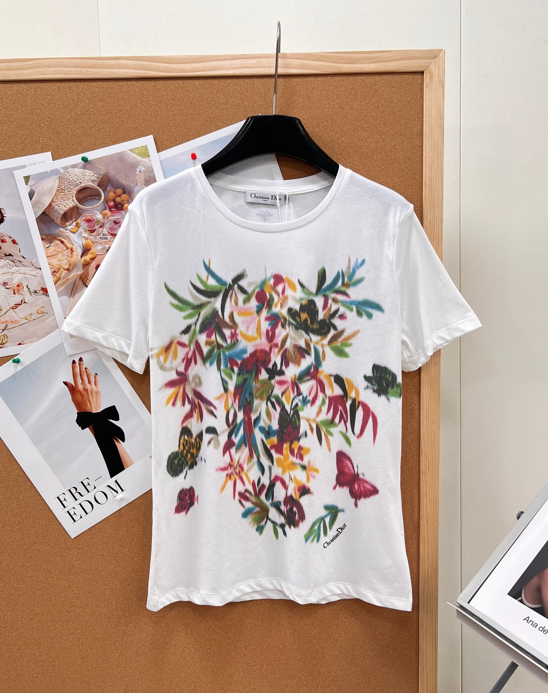 NO:802001,Dior's new jungle parrot and butterfly print short-sleeved T-shirt. This short-sleeved shirt perfectly interprets the brand's core tones of French elegance, artistry and high-end. It integrates the vitality of the natural jungle into daily wear. It is the 'atmosphere magic dress' in the spring and summer wardrobe, and can easily be worn by the wealthy daughter. 1. Artistic jungle print, fall in love at a glance -  Using watercolor brushstroke jungle printing, parrots, butterflies, and tropical plants are intertwined into a vivid picture. The color levels are rich, and the contrasting colors of red, yellow, green, and blue are vivid and high-end. It has an art gallery texture, and the upper body is like a walking work of art. - The printing uses high-precision digital direct injection technology, and the brushstrokes are delicate and transparent, restoring the hazy beauty of watercolor blooming. It will not crack or fall off after long-term wear, and retains DIOR's top craftsmanship level -  The circular composition is visually focused, modifies the body shape, visually narrows the waist and makes you look slimmer, and doesn’t focus on your figure, easily creating a “paper man” effect!  - The handwritten signature of 'Christian Dior' is printed on the lower right corner, and there is also a brand logo on the inside of the neckline. It shows the identity in a low-key manner and is highly recognizable. People who know it can identify the product at a glance - Classic round neck design, modified neckline, complete three logos, great deal!  Size sml, dior, T-shirt, tees, t-shirt,19860909Dior 新款丛林鹦鹉蝴蝶印花短袖T恤 ,这件短袖完美诠释了品牌法式优雅、艺术感与高级感的核心调性,把自然丛林的灵动生机融入日常穿搭,是春夏衣橱里的「氛围感神衣」,轻松拿捏松弛感富家千金穿搭. 1. 艺术感丛林印花,一眼沦陷 - 采用水彩笔触丛林印花,鹦鹉、蝴蝶、热带植物交织成灵动画面,色彩层次丰富,红、黄、绿、蓝撞色鲜活又高级,自带艺术画廊质感,上身就是行走的艺术品 - 印花采用高精密数码直喷工艺,笔触细腻通透,还原水彩晕染的朦胧美感,久穿不开裂、不脱落,保留DIOR顶级工艺水准 - 圆形构图视觉聚焦,修饰身形,视觉上收腰显瘦,不挑身材,轻松打造「纸片人」效果！ - 右下角印有「Christian Dior」手写体签名,领口内侧也有品牌标,低调彰显身份,辨识度拉满,懂的人一眼就识货 - 经典圆领设计,修饰颈线,三标齐全,大货出！ 尺码sml 编,,dior,T-shirt,tees，t-shirt,,Women's clothing