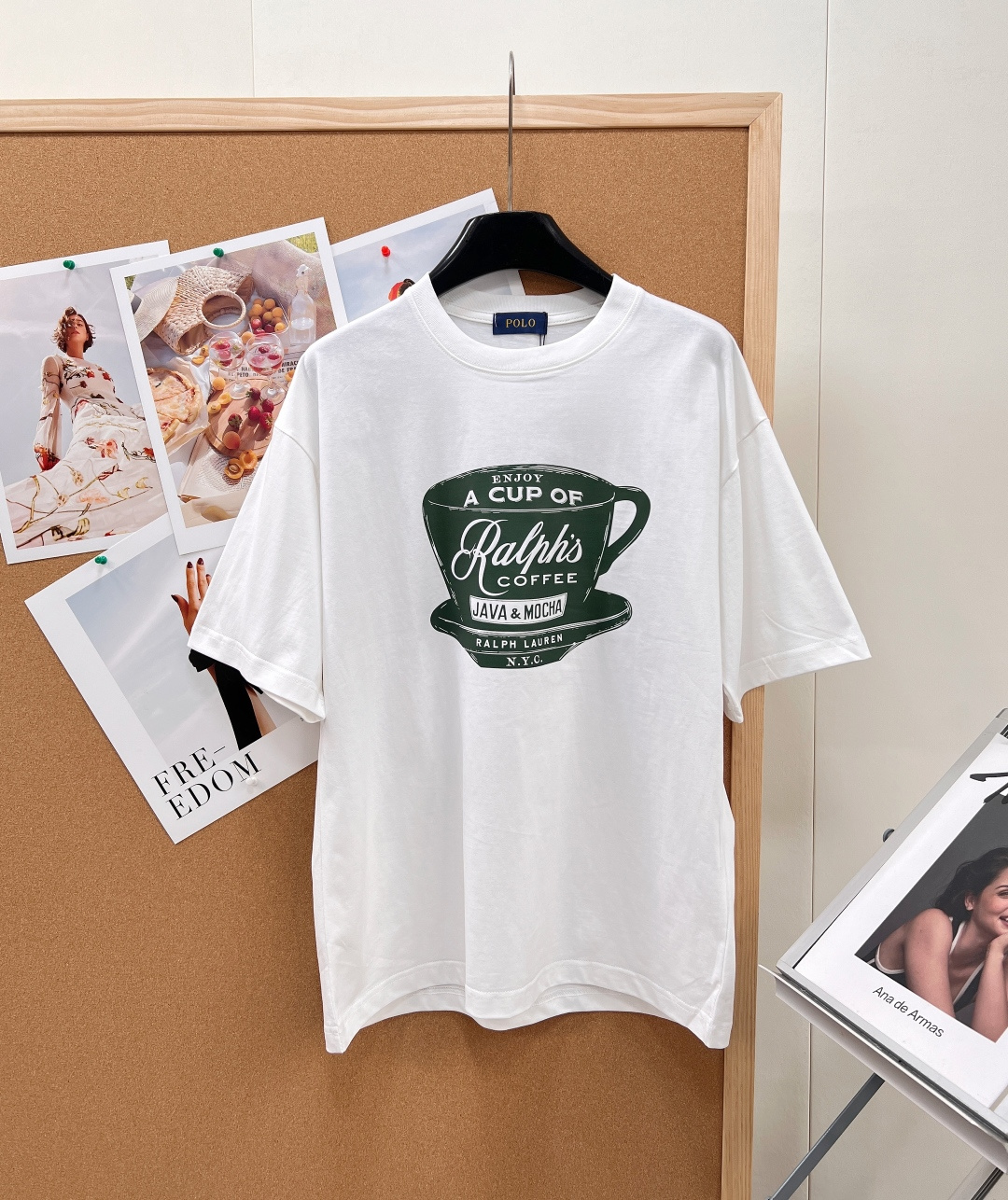 NO:801995,Ralph Lauren's new limited edition coffee cup T-shirt. American retro ceiling. Minimalist and advanced welding on the body!  The shape is ridiculously right, with a loose and moderately dropped shoulder cut, not tight or bloated, and very friendly to all body types. The upper body instantly transforms into a paper figure, and it will still be extremely fashionable after decades of wearing it. It is a true timeless classic - the iconic dark green coffee cup pattern, with a retro feel!  'ENJOY A CUP OF Ralph’s COFFEE' handwritten font + American retro design, wearing New York coffee culture on the body, simple and recognizable, green and white contrasting colors are refreshing and foul - High-precision printing technology, retro and old-fashioned brushwork, full texture, no cracking or falling off after long-term wear, perfectly restoring the American retro tone of Ralph Lauren - Centralized pattern design, visual focus, body modification, slimming and not unflattering, enough to stand out when worn alone. -  The H-shaped version is loose and moderate, with no shoulders. It can be easily controlled by both slippery and wide shoulders. The upper body is neat and not draggy, and the sense of laziness and sophistication are just right in balance - Selected high-count heavyweight pure cotton fabric, soft and skin-friendly, breathable and not sweaty, with excellent drape, not easy to deform after long-term wear, refreshing and comfortable to wear in summer, and safe for sensitive skin -  The classic round neck design modifies the neckline and does not block the neck. It can be worn alone or worn as an inner layer. It is versatile in all scenes. - Limited edition exclusive design. The coffee cup element is Ralph Lauren's classic IP. It has great collection value. Those who know it can identify the goods at a glance. - The cuffs and hem are neatly routed and finely crafted. The details highlight the brand's top craftsmanship. It is durable and beautiful. It has three labels and is a great deal!  Size sml code,,off white,loro piana,tees,t-shirt,19860909Ralph Lauren新款拉夫劳伦限量版咖啡杯T恤 .美式复古天花板. 极简高级焊在身上！版型正到离谱,宽松有度的落肩剪裁,不紧绷不臃肿,对各种身材都超友好,上身秒变纸片人,再过几十年穿依旧时髦到炸,真正的永恒经典款 - 标志性深绿色咖啡杯图案,复古感直接拉满！「ENJOY A CUP OF Ralph‘s COFFEE」手写字体+美式复古设计,把纽约咖啡文化穿在身上,简约又有辨识度,绿白撞色清爽到犯规 - 高精密印花工艺,笔触复古做旧,质感拉满,久穿不开裂、不脱落,完美还原拉夫劳伦的美式复古调性 - 图案居中设计,视觉聚焦,修饰身形,显瘦不挑人,单穿就足够出彩. - 宽松有度的H型版型,不挑肩型,溜肩、宽肩都能轻松驾驭,上身利落不拖沓,慵懒感与精致感平衡得刚刚好 - 精选高支重磅纯棉面料,软糯亲肤,透气不闷汗,垂坠感优秀,久穿不易变形,夏天穿清爽又舒服,敏感肌也能放心冲 - 经典圆领设计,修饰颈线,不卡脖子,单穿内搭都合适,全场景百搭 - 限量款专属设计,咖啡杯元素是拉夫劳伦的经典IP,收藏价值拉满,懂的人一眼识货 - 袖口、下摆工整走线,做工精细,细节处彰显品牌顶级工艺,耐穿又耐看,三标齐全,大货出！ 尺码sml 编码,,off white,loro piana,tees，t-shirt,,Women's clothing