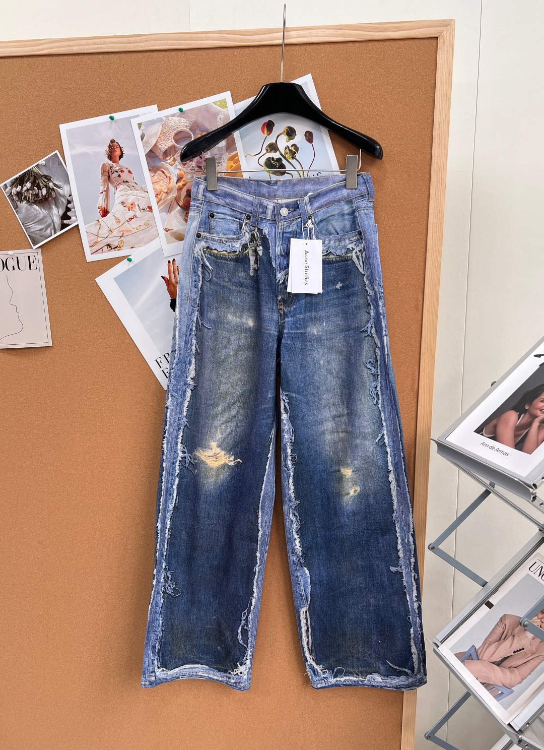 NO:801983,Acne Studios' new trompe l'oeil 3D printed ripped straight jeans are the ultimate style for fashionistas' wardrobes!  Wear street art on your body, and directly weld avant-garde design and deconstructed aesthetics to jeans!  The trompe l'oeil 3D printing + distressed and tattered craftsmanship takes 'reversed wear' and 'splicing' to the extreme. You can identify yourself as a trendy person at a glance, and you will turn heads when walking on the street. - Using 3D digital printing technology, the visual effect of 'reversed jeans' is restored on the trousers. The seams, raw edges, and pocket outlines are printed on the outside, as if the trousers are turned inside out. The trompe l'oeil feeling is directly full, and the design sense explodes -  The distressed washed + whiskered white process simulates the natural sense of wear over time. The deep and light blue gradients are rich in layers, and the retro and futuristic feel perfectly collide. Each pair is a unique visual work of art. The pants have many old holes and raw edge tassel print design, which enhances the sense of tatters. It is full of street cool attributes and sweet and cool girls are directly welded on the body.  The classic high-waisted, wide-legged straight version, the high waistline instantly elongates the proportion of the legs, and the legs become 1.8 meters long in seconds. It is extremely friendly to pear-shaped, wide-crotch and thick-legged figures, and is perfect for hiding fat and slimming down. - The pants are loose and moderate, not tight or procrastinating, and have a relaxed feeling when walking. When paired with thick-soled shoes, they can be used as a charm, and can be easily controlled by small people -  The waistband is designed with old raw edges and full of details. It can be paired casually with a short top. The waist-baring outfit will look stunning and full of spiciness - Selected heavy-weight denim fabric, stiff and stylish, not easy to collapse, perfectly supports the wide-leg shape, and will not deform after long-term wear - The brand leather label printing on the back waist low-key shows Acne Studios' trendy brand identity, and those who know it can recognize the product at a glance - Every detail demonstrates the ultimate craftsmanship of avant-garde design, complete with three labels, large quantities of goods!  Size 26/27/28/29,,acne studios,dior,jeans,19860909Acne Studios 新款错视3D打印破烂直筒牛仔裤 潮人衣柜封神款！ 把街头艺术穿在身上,直接把先锋设计、解构美学焊死在牛仔上！错视3D打印+做旧破烂工艺,把“反穿”“拼接”玩到极致,一眼就是潮人身份,走在街上回头率直接拉满. - 采用3D数码打印技术,在裤身还原了“反穿牛仔裤”的视觉效果外侧印出裤缝、毛边、口袋轮廓,仿佛把裤子里外翻转,错视感直接拉满,设计感炸裂 - 做旧水洗+猫须磨白工艺,模拟自然穿着的岁月感,深浅蓝渐变层次丰富,复古感与未来感完美碰撞,每一条都是独一无二的视觉艺术品 - 裤身多处做旧破洞、毛边流苏印花设计,强化破烂感,街头潮酷属性拉满,甜酷辣妹直接焊在身上 - 经典高腰阔腿直筒版型,高腰线瞬间拉长腿比例,秒变1米8大长腿,对梨形、胯宽、腿粗身材极度友好,藏肉显瘦一绝 - 宽松有度的裤型,不紧绷不拖沓,走路带风的松弛感,搭配厚底鞋直接封神,小个子也能轻松驾驭 - 腰头做旧毛边设计,细节感拉满,随意搭配短上衣,露腰穿搭直接封神,辣度拉满 - 精选重磅丹宁牛仔面料,挺括有型,不易软塌,完美撑起阔腿版型,久穿不变形 - 后腰品牌皮标印花,低调彰显Acne Studios的潮牌身份,懂的人一眼识货 - 每一处细节都彰显先锋设计的极致工艺,三标齐全,大货出！ 尺码26/27/28/29 编,,acne studios,dior,jeans,,Women's clothing