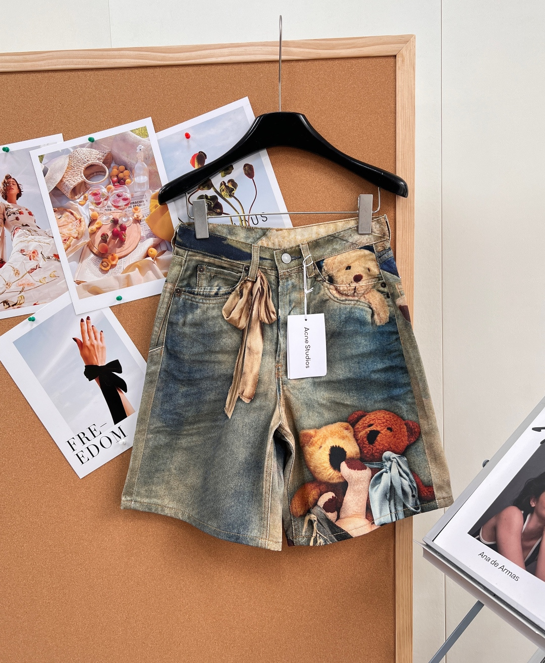 NO:801977,Acne Studios new 3D printed 3D teddy bear denim shorts  ,AC's top pants of the year, the 1981 style upper body is absolutely easy to adapt to and control, 3D printed illusion prints, loose wide-leg style, front buttons and placket restraints, back LOGO micro-label patch, continuing the gender-neutral style,  It is both fashionable and practical at the same time. It is full of personality when matched casually. It has perfect vertical sense and a super good fit. I purchased YB1 to develop it. Jeans have always been the darling of the fashion industry, and these wide-leg pants bring perfect body proportions and unlimited aura!  Wear it and you will instantly become the focus of street fashion!  All three standards are complete, and the goods will be shipped in large quantities!  Size 26/27/28/29,,acne studios,dior,jeans,19860909Acne Studios新款3D打印3D泰迪熊牛仔五分裤裤 ,AC年度裤王上身,1981的版型上身适配驾驭能力绝对轻松,3D打印错觉印花,宽松阔腿款式,正面纽扣和门襟禁锢,背面LOGO微标贴片,延续无性别主义中性风格,时髦和实穿同时兼备,随意搭配都个性十足,垂直感满分,版型超好,购入YB1比1开发,牛仔裤一直是时尚界的宠儿,而这款阔腿裤更是带来了完媄的身材比例和无限的气场！穿上它,你将瞬间成为街头时尚的焦点！三标齐全,大货出！ 尺码26/27/28/29 编,,acne studios,dior,jeans,,Women's clothing