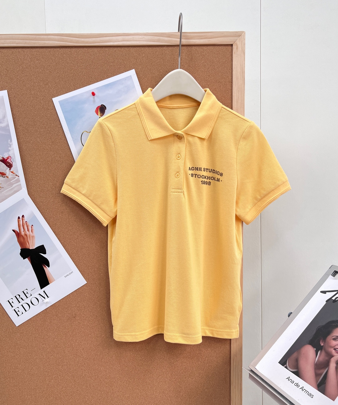 NO:801974,Acne Studios goose-yellow letter-printed Polo shirt, a girly-looking dress that is so tender, the color is divine, and it captures the atmosphere of spring and summer. It is simply a magic tool for whitening in spring and summer!  The creamy goose yellow color with built-in filter super brightens the skin tone. Yellow-skinned sisters can wear it two shades whiter, full of vitality, and can reveal the relaxed feeling of a gentle Korean heroine in one second!  - The **'ACNE STUDIOS STOCKHOLM 1996'** retro letter logo is printed on the chest, and the font is simple and elegant. It not only instantly highlights the brand identity, but also is a perfect interpretation of Nordic minimalist style. It is not exaggerated but noble, and those who understand can understand it at a glance. - The printing process uses high-adhesion offset printing, with a delicate texture that will not crack or fall off after long-term wear, retaining the precision quality of top fashion brands -  The exquisite classic Polo collar design modifies the neckline, elongates the neck proportion, and has a neat spirit. It has more texture and design than ordinary T-shirts. - Three letter buttons are embellished, and the placket is matched with retro letter logo texture buttons. It is simple and delicate. It looks good when worn twice, and the sense of luxury is hidden in the details. - Moderately loose version, not tight or constricting, extremely friendly to fat figures, hiding the flesh in the upper body, creating a lazy and casual sense of relaxation.  - Selected breathable pique mesh cotton fabric, soft and skin-friendly, excellent breathability, not sweaty when worn in summer, crisp and stylish, not easily deformed, complete with three standards, large quantity shipped!  Size sml code,acne studios,dior,tees,t-shirt,19860909Acne Studios 鹅黄色字母印花Polo衫 ,嫩到犯规的少女感神衣,色彩封神,拿捏春夏氛围感,简直是春夏显白神器！自带滤镜的奶嫩鹅黄色,超级提亮肤色,黄皮姐妹穿直接白两个度,元气满满,一秒穿出韩系温柔女主的松弛感！ - 胸前印有**「ACNE STUDIOS STOCKHOLM 1996」**复古字母标识,字体简约大气.不仅瞬间彰显品牌身份,更是北欧极简风的完美诠释,不浮夸但显贵气,懂的人一眼就懂 - 印花工艺采用高附着力胶印,质感细腻,久穿不开裂、不脱落,保留顶级潮牌的精工品质 - 精致经典Polo领设计,修饰颈线,拉长脖颈比例,自带一种利落的精神气,比普通T恤更有质感与设计感 - 三粒字母扣点缀,门襟搭配复古字母logo质感纽扣,简约中带着精致小心机,扣穿两穿都好看,高级感藏在细节里 - 适度宽松的版型,不紧绷不勒肉,对微胖身材极度友好,上身藏肉显瘦,打造慵懒随性的松弛感 - 精选透气珠地网眼棉面料,软糯亲肤,透气性极佳,夏天穿不闷汗,挺括有型不易变形,三标齐全,大货出！ 尺码sml 编码,,acne studios,dior,tees，t-shirt,,Women's clothing