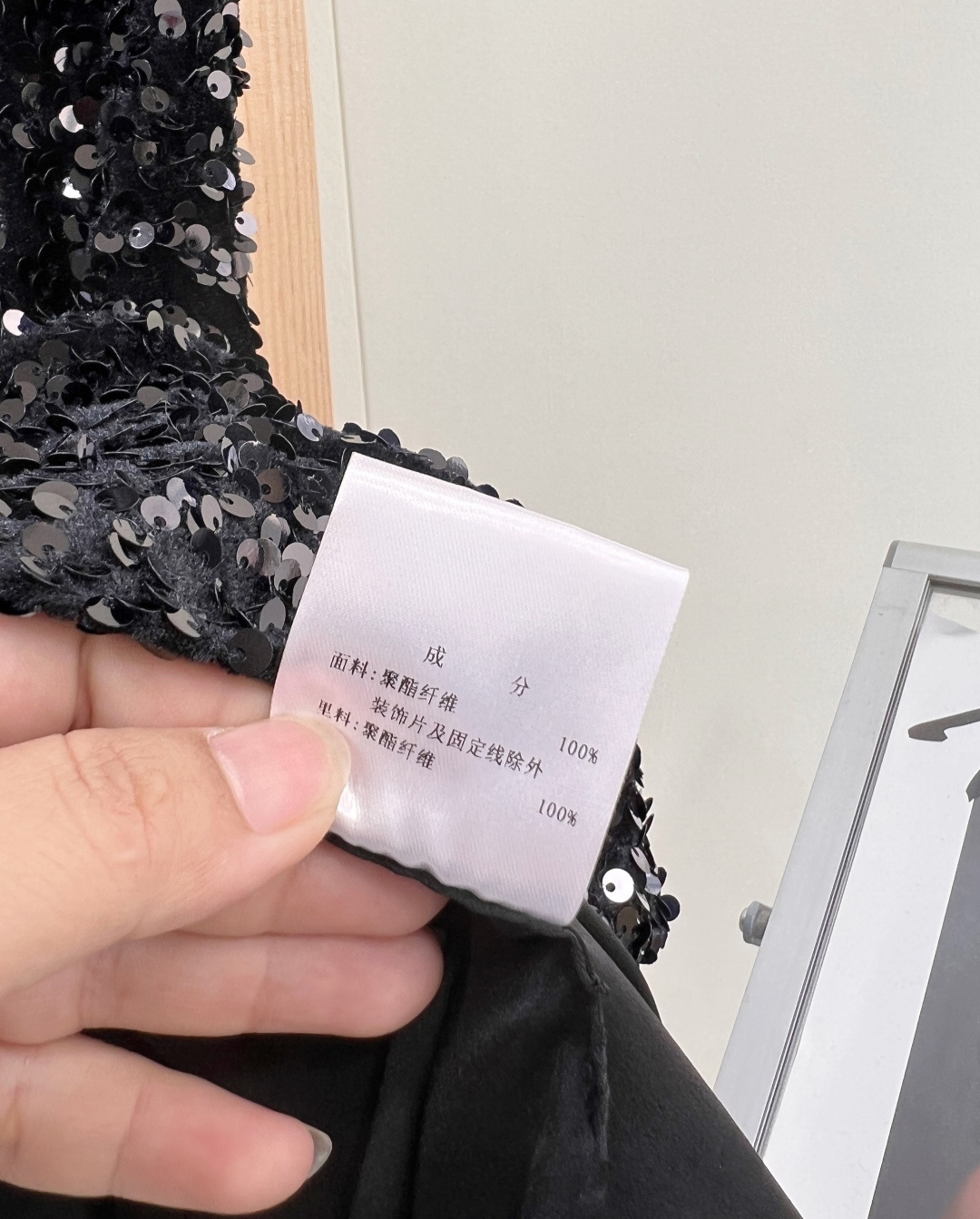 🆕JORYA新款卓雅黑钻亮片吊带，把银河焊在身上的氛围感神器。通体满覆的高密黑亮片，在光线下像揉碎了一整