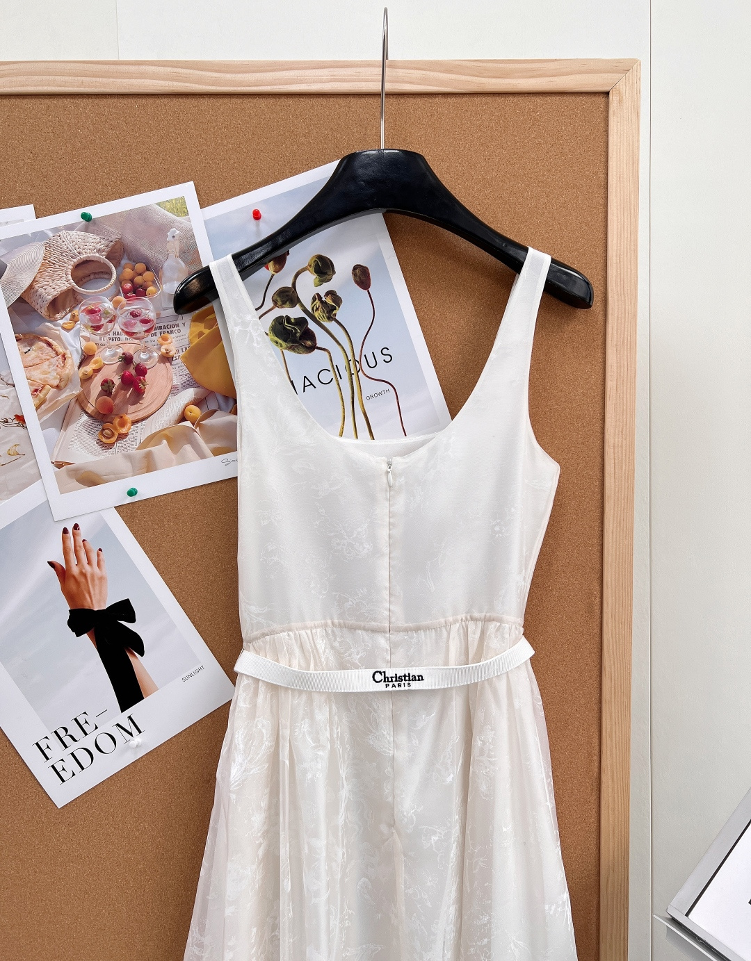 🆕DIOR新款花卉提花桑蚕丝吊带腰带连衣裙，把法式浪漫穿在身上，一件自带柔光滤镜的桑蚕丝连衣裙啊！这件D