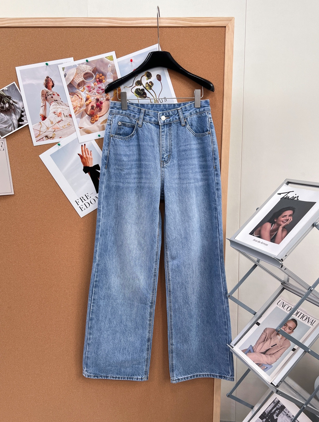 NO:801973,Alexander  Wang26's new AW back pocket tattered laminated lettering trousers adopt a high-waist scimitar style. The high-waist design can raise the waistline and optimize the body proportions. The trousers shape modifies the crotch and thigh lines, making the legs slimmer and longer. It is a typical American retro hottie style. The fabric is distressed washed denim.  It has a light blue tone, with a retro white texture, and moderate hardness. The upper body is stiff and stylish, while retaining the comfort of denim. The edges of the back pockets are rough and torn, and the pockets are embossed with three-dimensional letters. The pants also have a large area of ​​the same brand letters embossed. The visual layer is rich, the three labels are complete, and the goods are sold in large quantities!  size sml code,,19860909Alexander Wang26新款AW后袋破烂压胶字母长裤,采用高腰弯刀版型,高腰设计能拉高腰线,优化身材比例,裤型修饰胯部和大腿线条,显瘦又显腿长,是典型的美式复古辣妹款,面料为做旧水洗牛仔布,呈现浅蓝调,带有复古磨白质感,硬度适中,上身挺括有型,时保留牛仔的舒适感,后袋边缘做了毛边撕裂处理,袋口压印立体字母,裤身也有大面积同品牌字母压印,视觉层次丰富,三标齐全,大货出！ 尺码sml 编码,,,Women's clothing